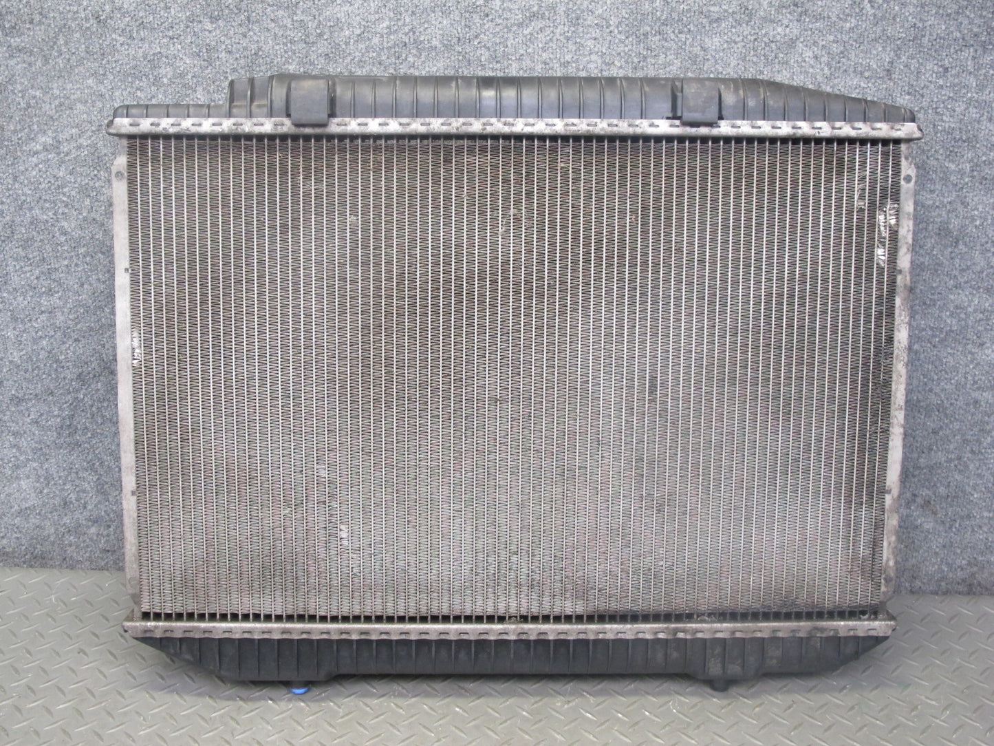 86-91 Mercedes W126 560SEL 560SEC Engine Cooling Radiator OEM