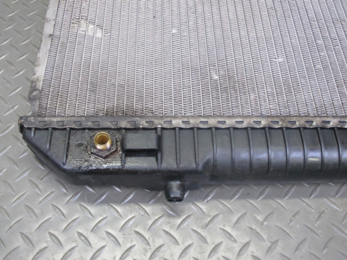 86-91 Mercedes W126 560SEL 560SEC Engine Cooling Radiator OEM