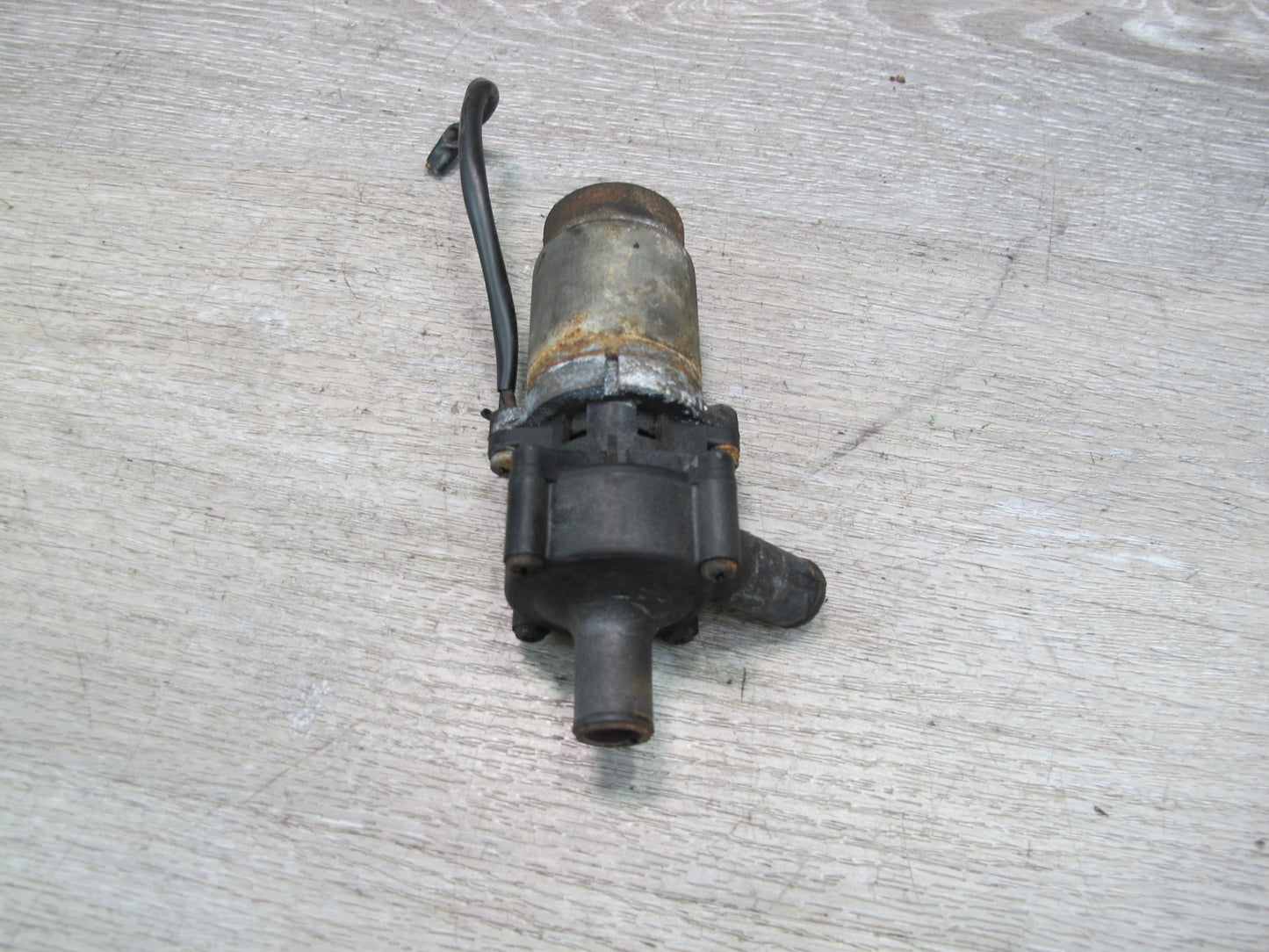 75-85 Mercedes W123 Auxiliary AUX Coolant Water Recirculation Pump OEM