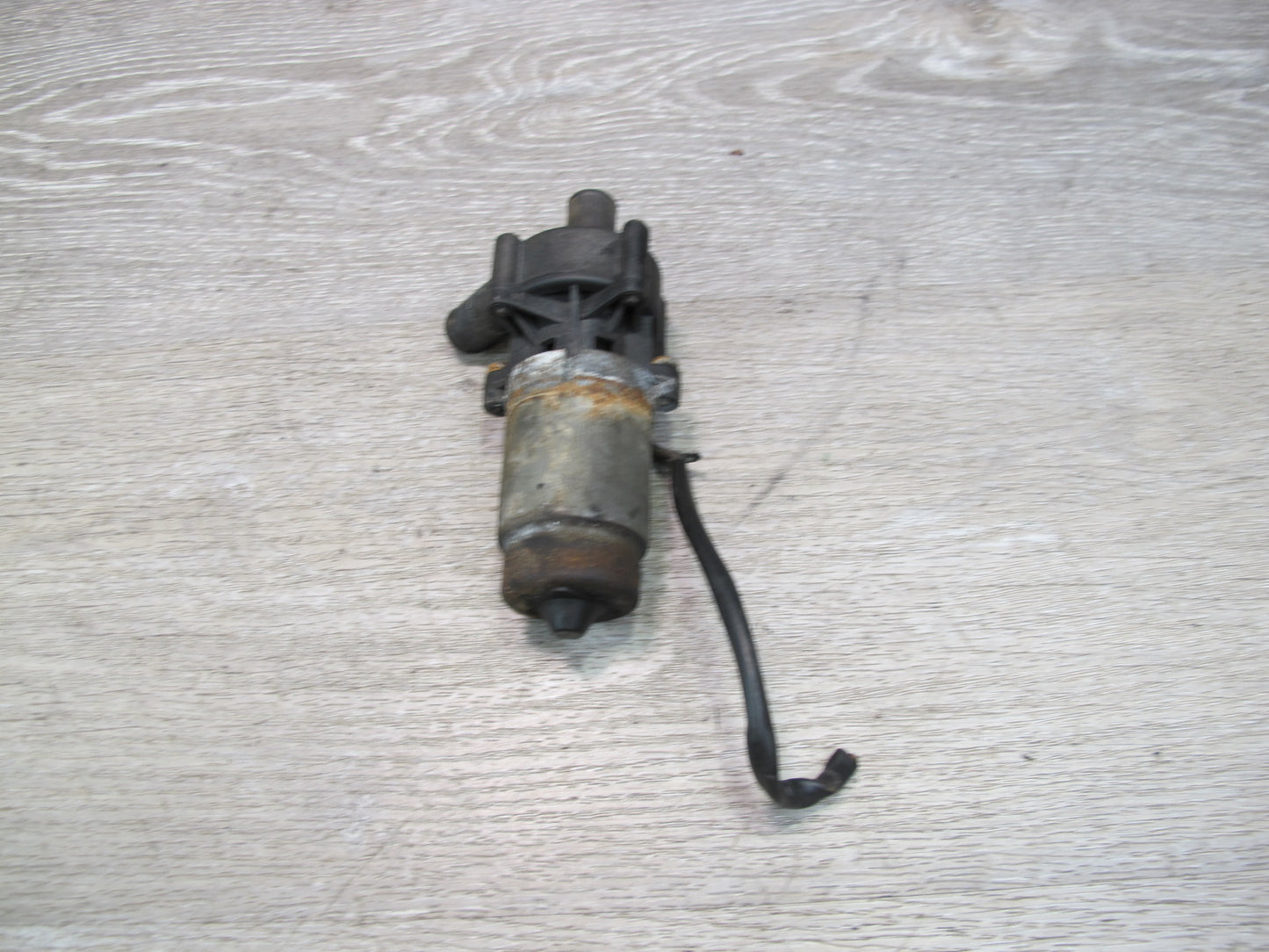 75-85 Mercedes W123 Auxiliary AUX Coolant Water Recirculation Pump OEM
