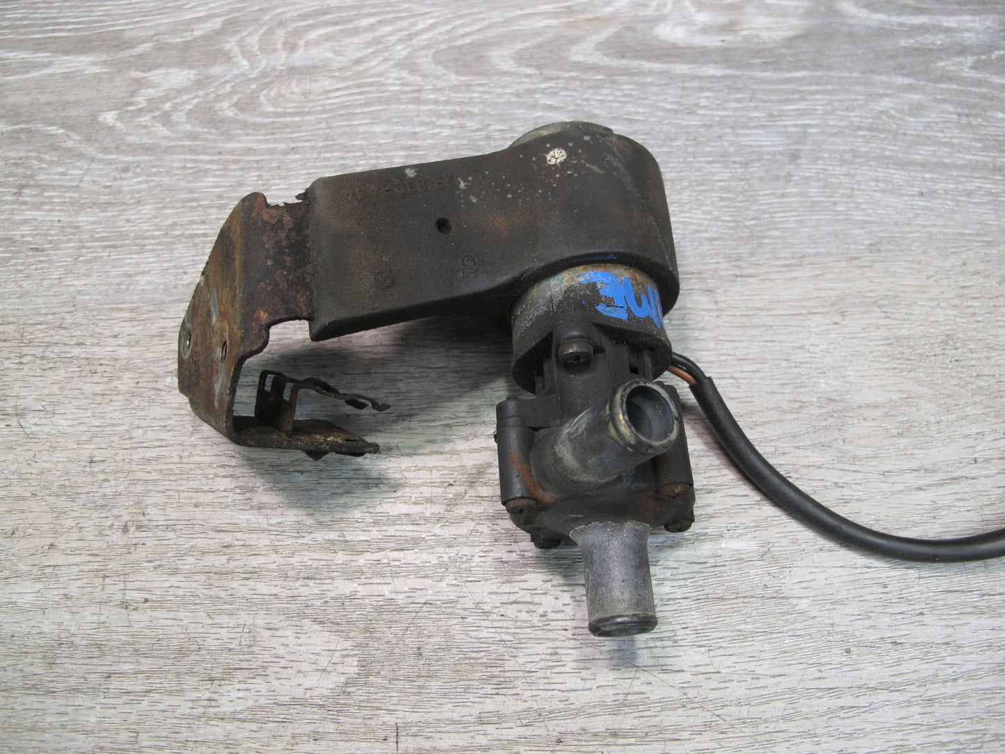 75-85 Mercedes W123 Auxiliary AUX Coolant Water Recirculation Pump OEM