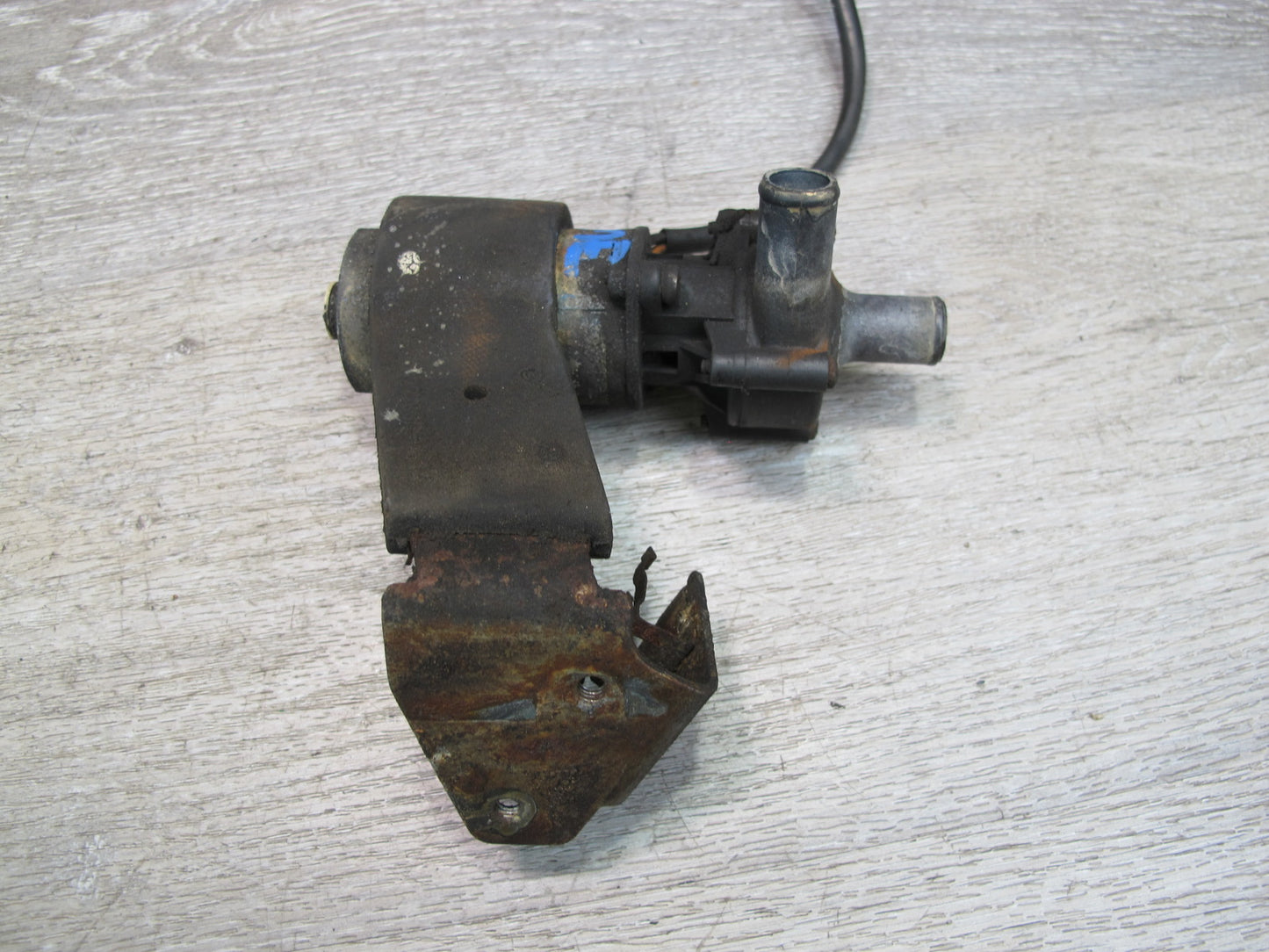 75-85 Mercedes W123 Auxiliary AUX Coolant Water Recirculation Pump OEM