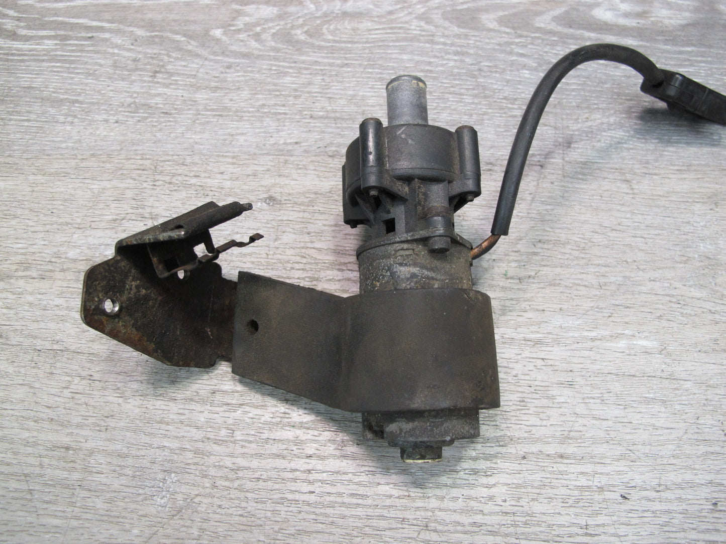 75-85 Mercedes W123 Auxiliary AUX Coolant Water Recirculation Pump OEM