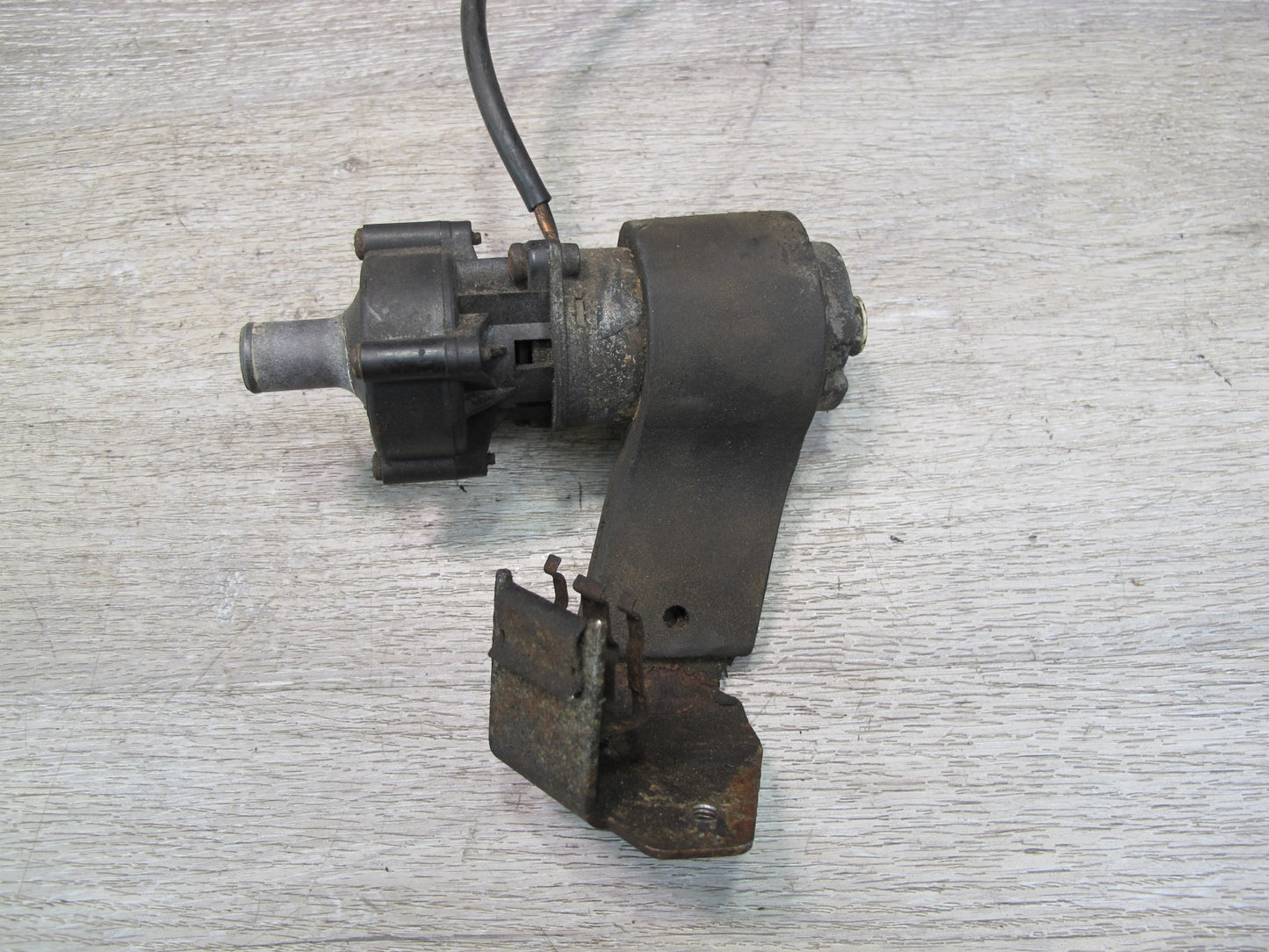 75-85 Mercedes W123 Auxiliary AUX Coolant Water Recirculation Pump OEM