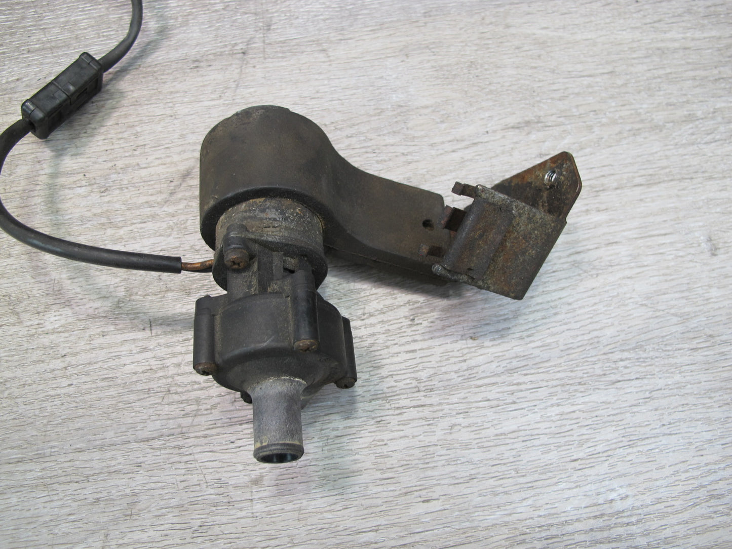 75-85 Mercedes W123 Auxiliary AUX Coolant Water Recirculation Pump OEM