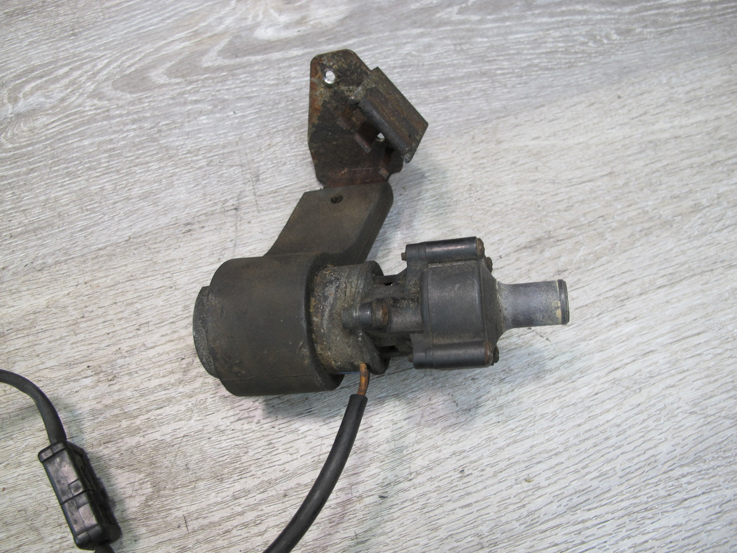 75-85 Mercedes W123 Auxiliary AUX Coolant Water Recirculation Pump OEM