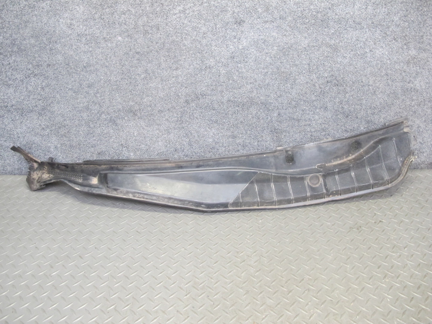 86-91 Mercedes W126 Set of 2 Front Windshield Cowl Vent Trim Cover Panel OEM
