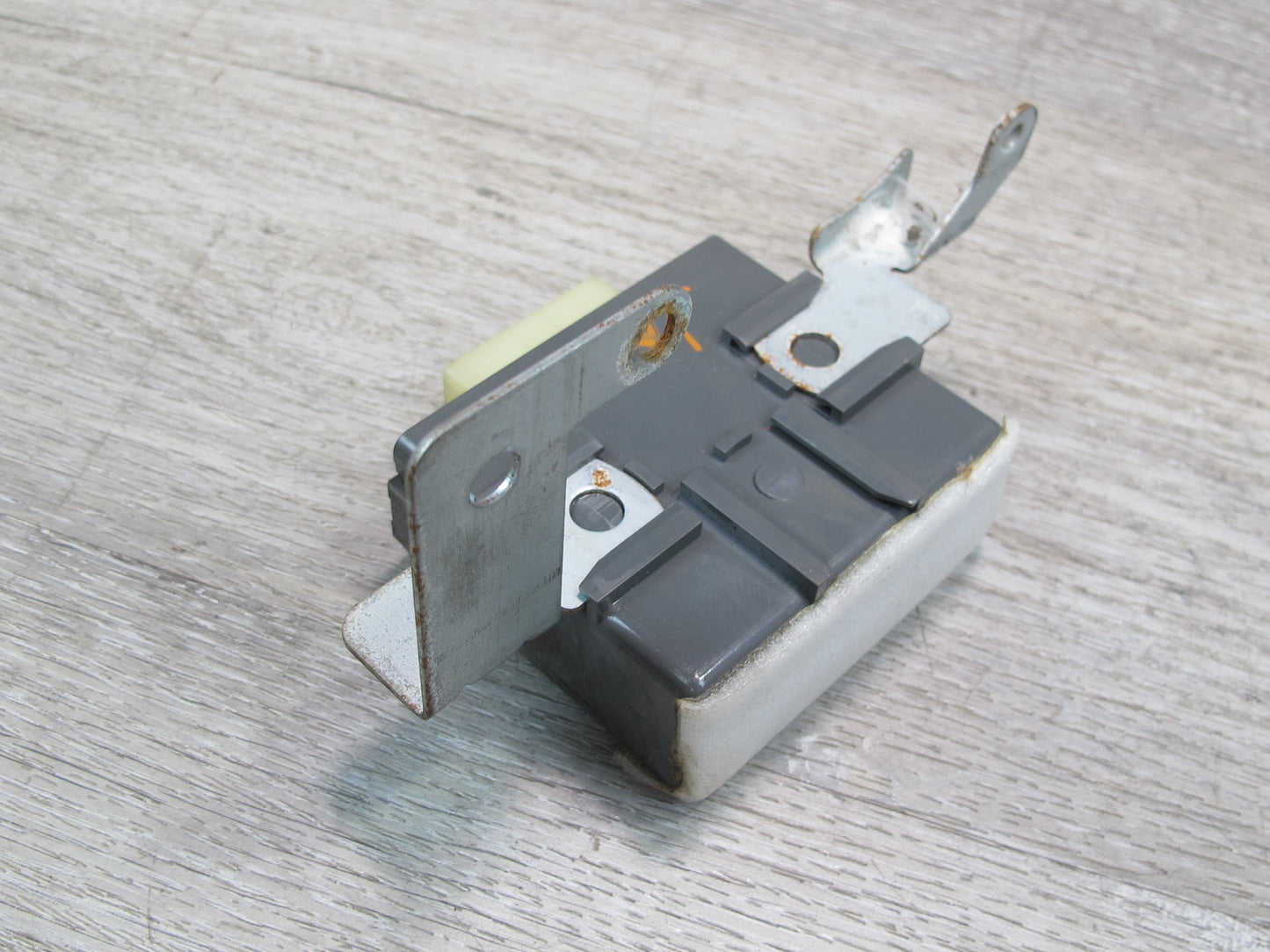 91-99 Mitsubishi 3000GT Antenna Relay Control Module MB627959 OEM