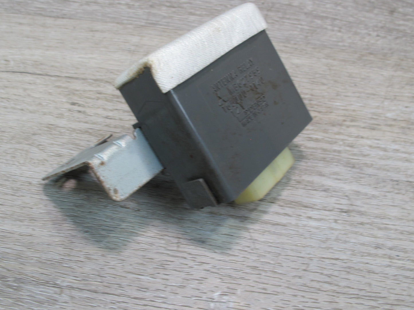 91-99 Mitsubishi 3000GT Antenna Relay Control Module MB627959 OEM
