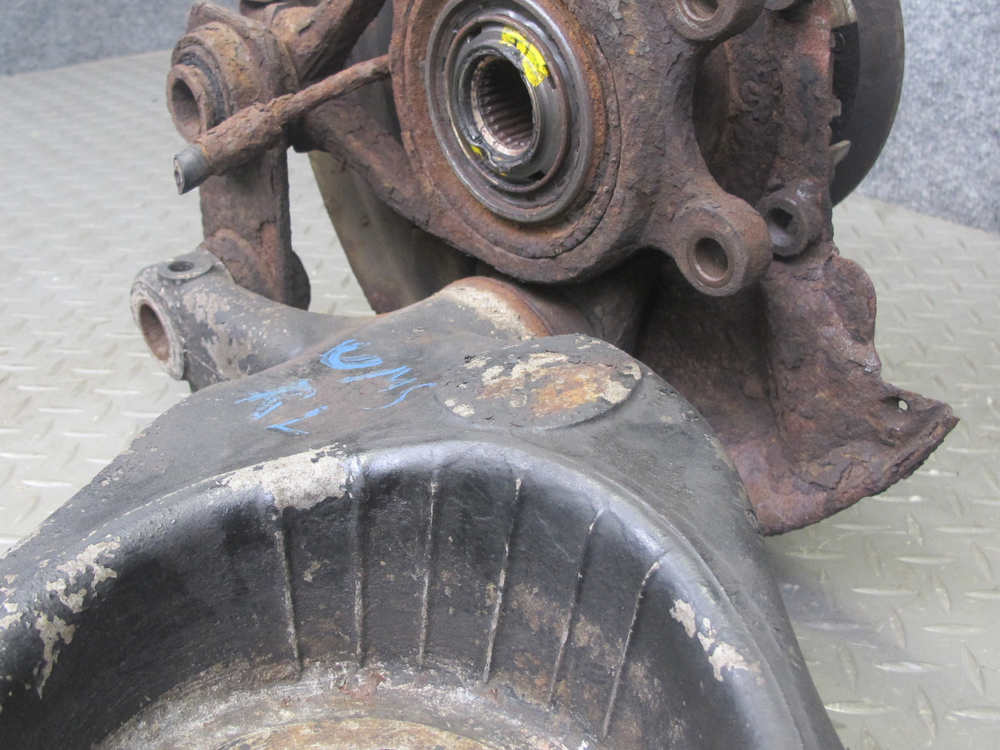 86-91 Mercedes W126 Rear Left Spindle Knuckle Wheel Hub Bearing OEM