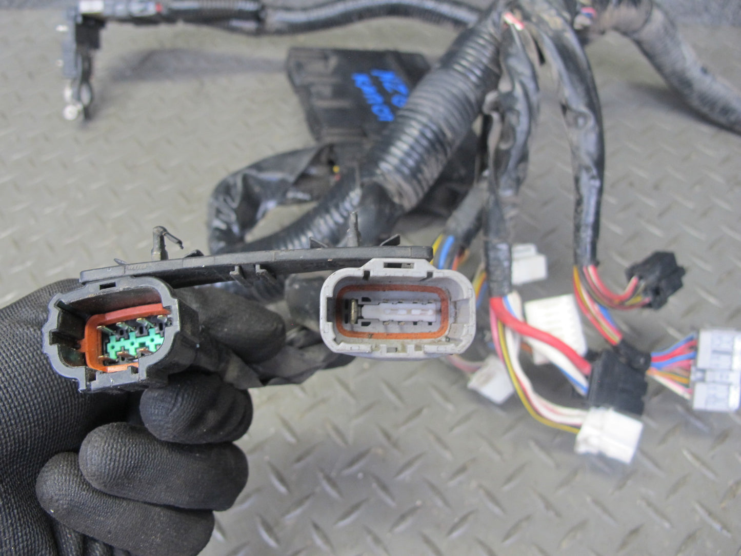 2007 Nissan 350Z Z33 VQ35HR A/T Engine Bay Wire Wiring Harness w  Fuse Box OEM