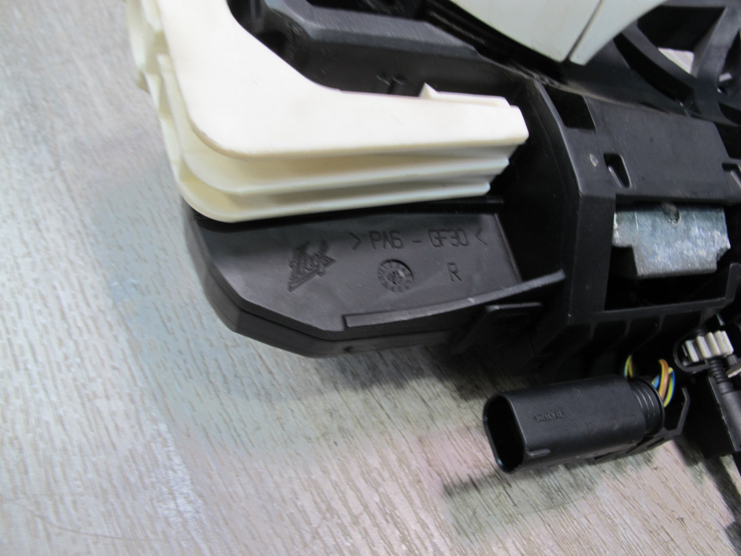 07-13 Mercedes W221 S-class Front Right Door Exterior Handle w Keyless Entry OEM