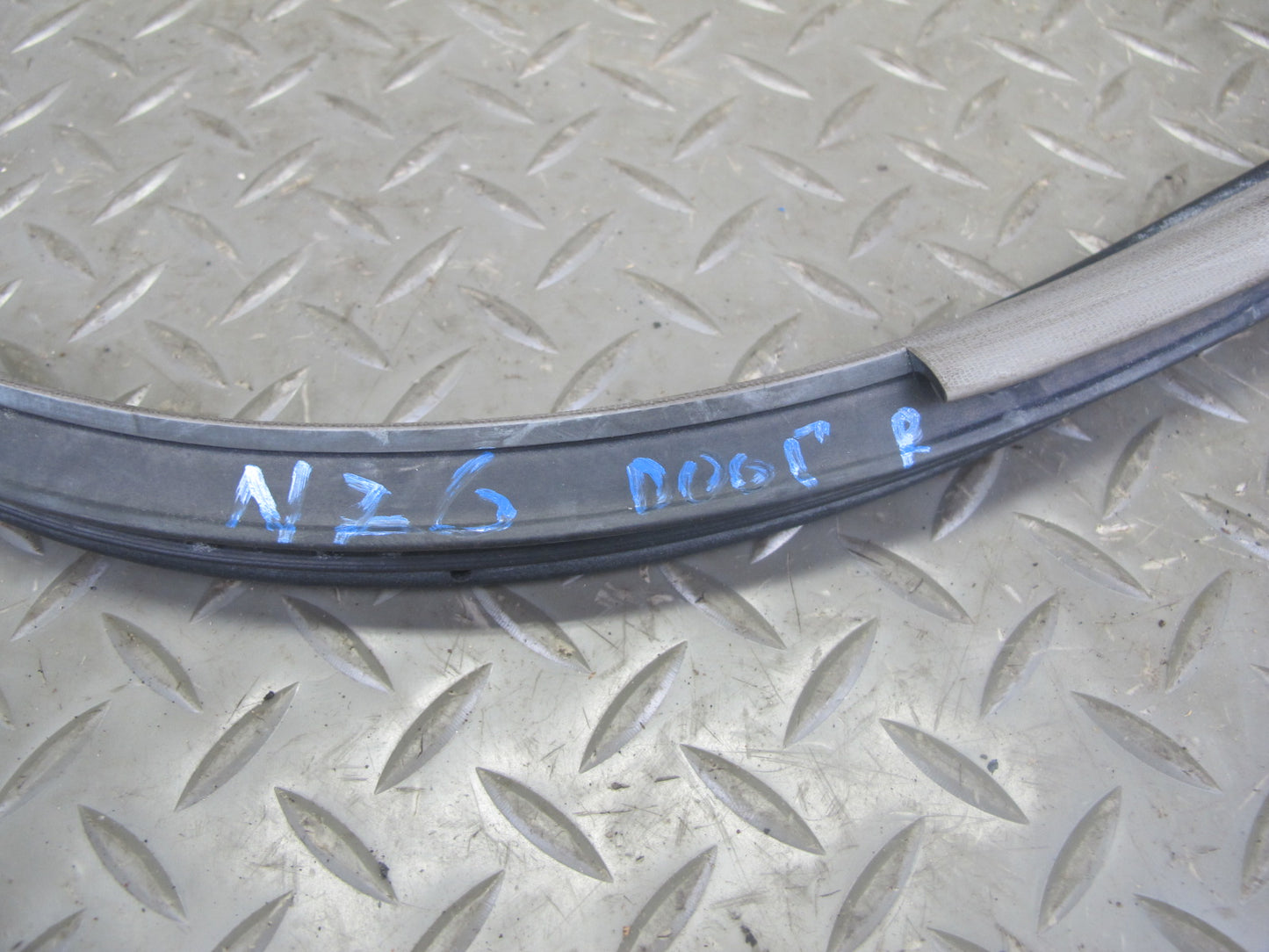 04-09 Nissan 350Z Convertible Left & Right Door Frame Weatherstrip Seal Set OEM
