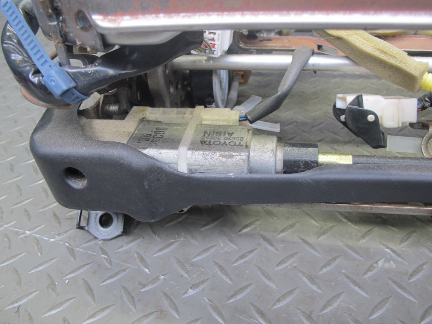 97-00 Lexus UCF20L LS400 Front Right Seat Lower Frame Track Rail w Motor OEM