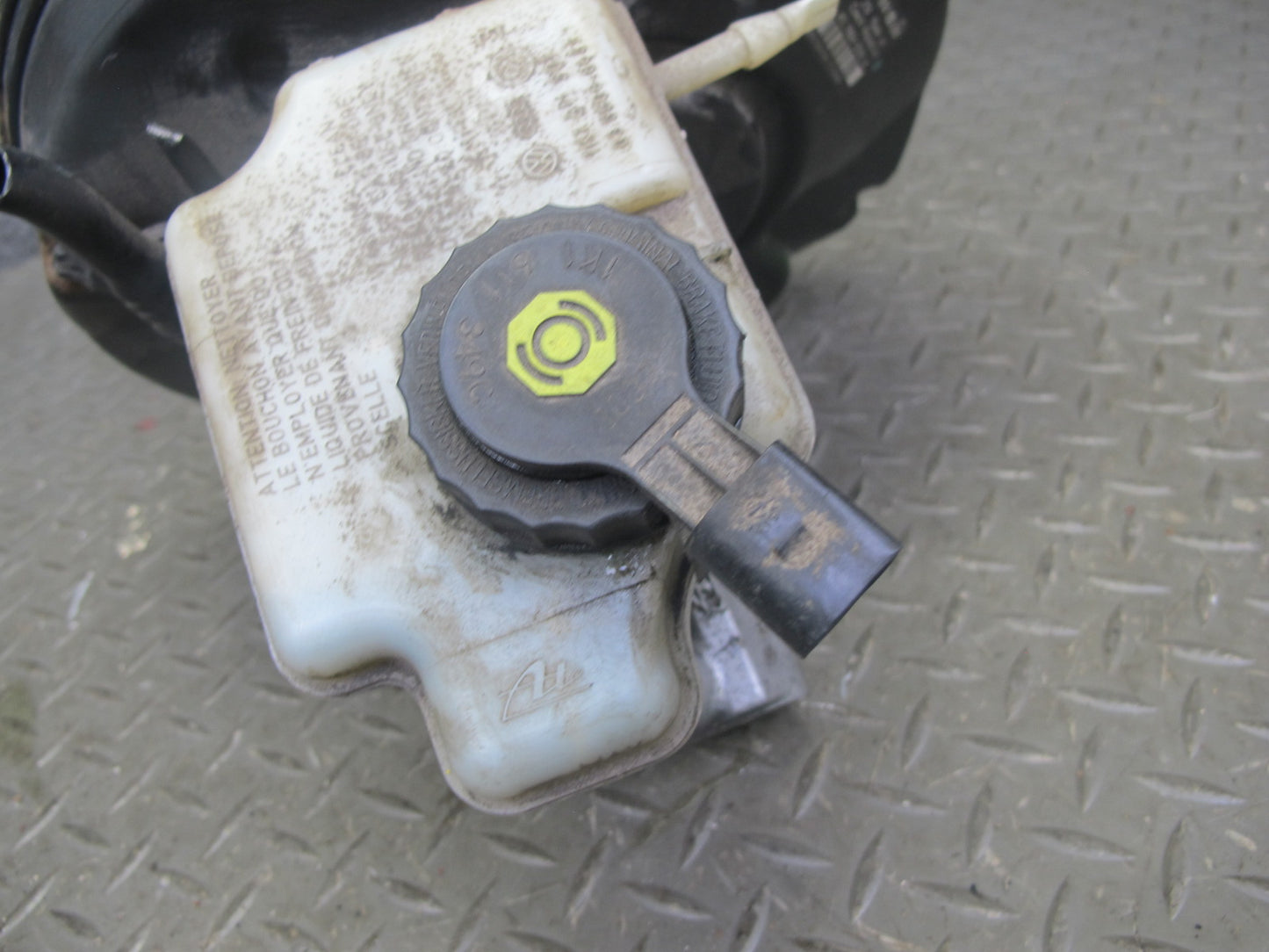 2008 VW Golf R32 MK5 VR6 Brake Master Cylinder Booster Fluid Reservoir OEM