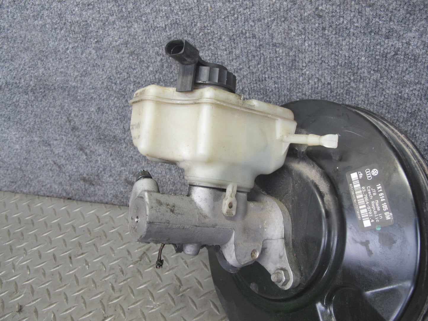 2008 VW Golf R32 MK5 VR6 Brake Master Cylinder Booster Fluid Reservoir OEM