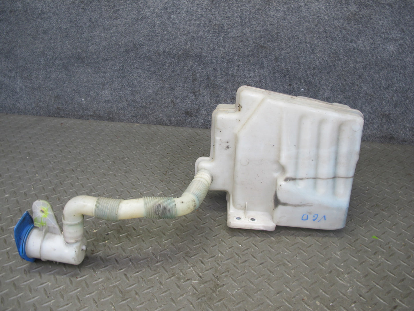 2008 VW Golf MK5 R32 Windshield Washer Fluid Reservoir Tank w Pump OEM