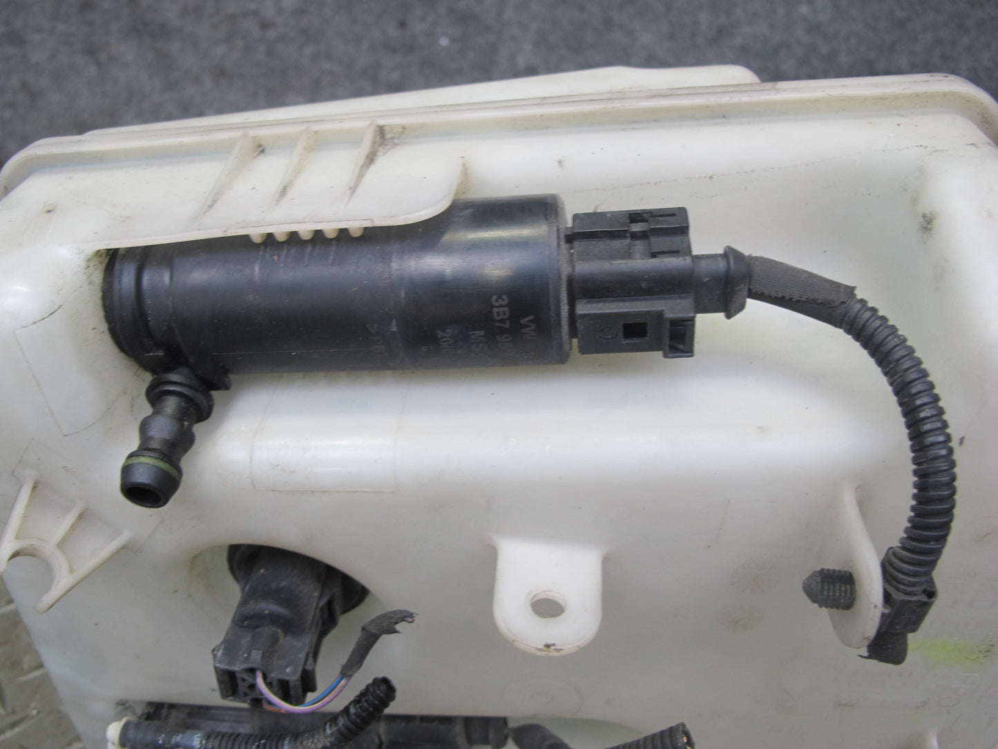 2008 VW Golf MK5 R32 Windshield Washer Fluid Reservoir Tank w Pump OEM