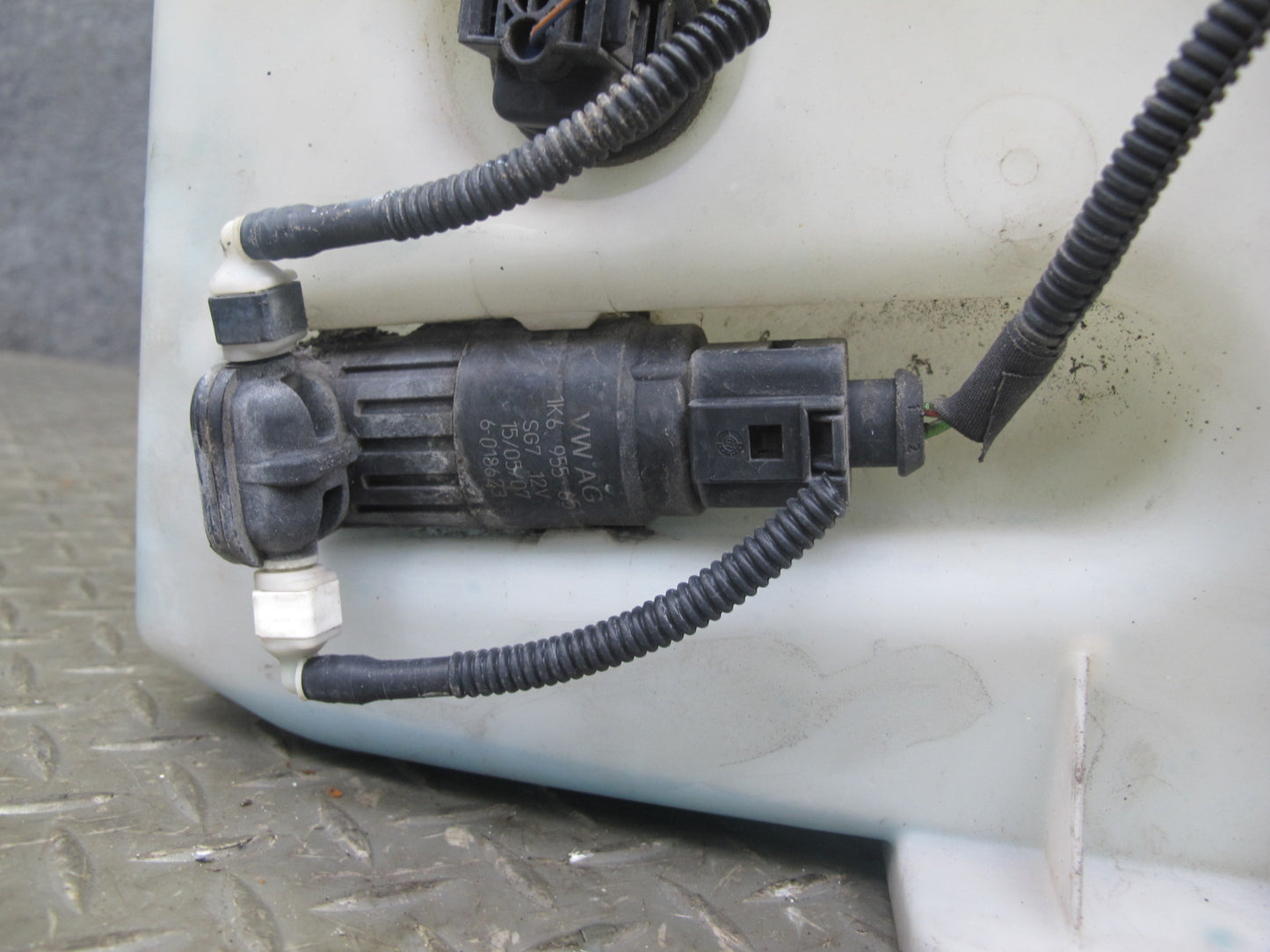2008 VW Golf MK5 R32 Windshield Washer Fluid Reservoir Tank w Pump OEM