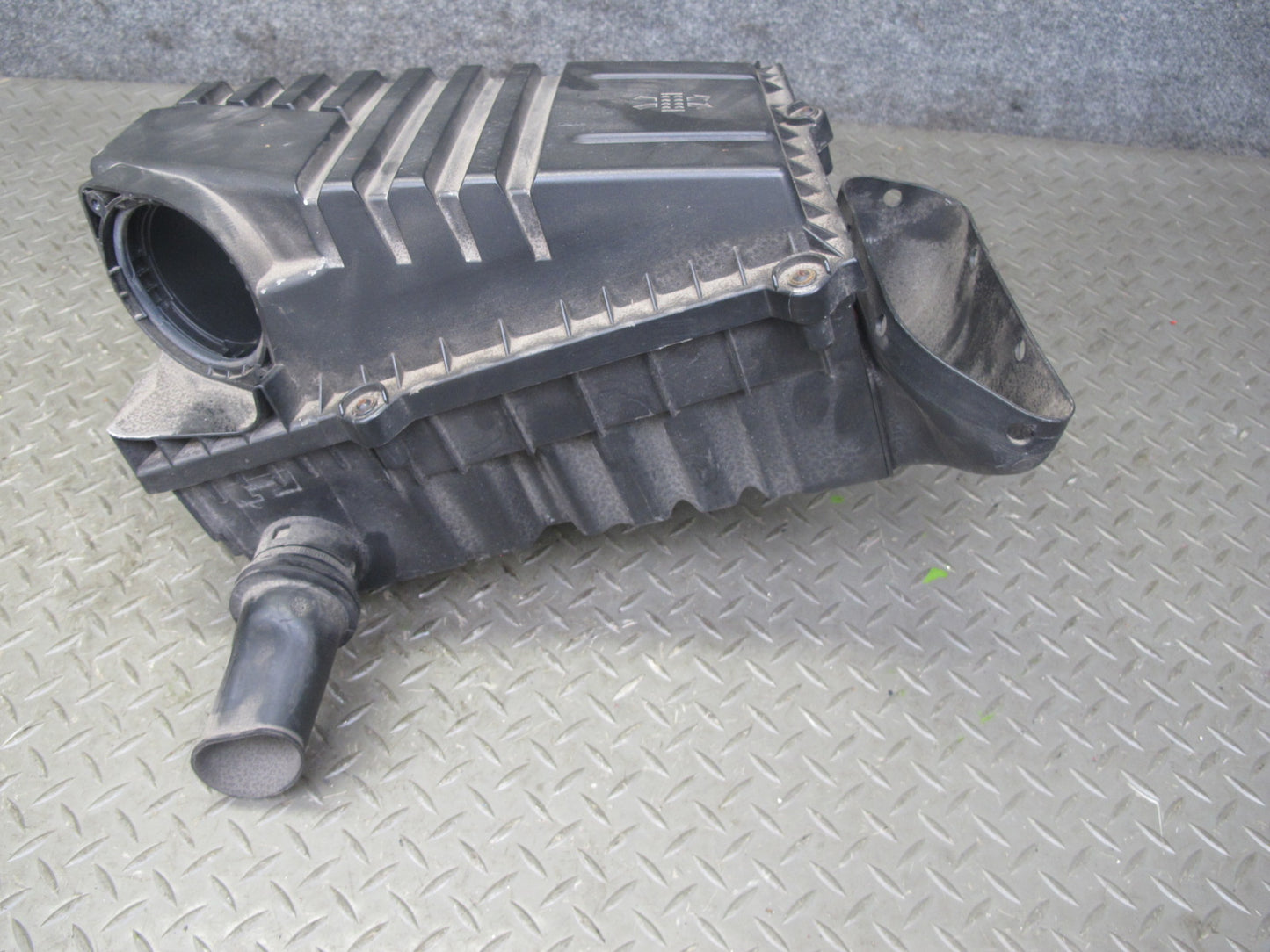 2008 VW Golf MK5 R32 3.2L Air Intake Cleaner Filter Box OEM