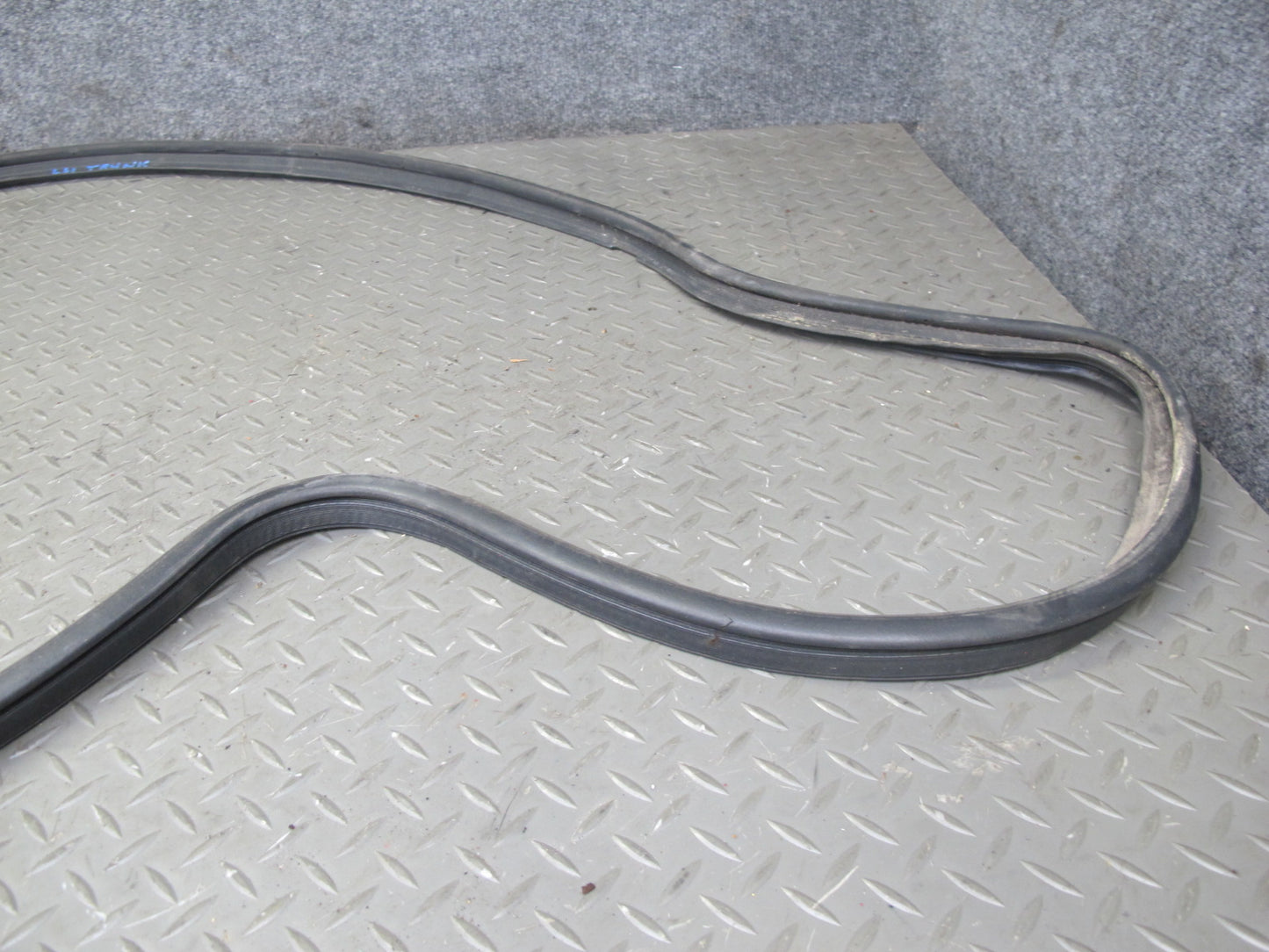 95-00 Lexus UCF20L LS400 Rear Trunk Rubber Weatherstrip Seal OEM