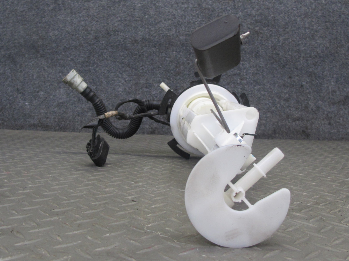 2004-2009 Cadillac XLR Fuel Gas Pump Level Sensor Sending Unit Assembly
