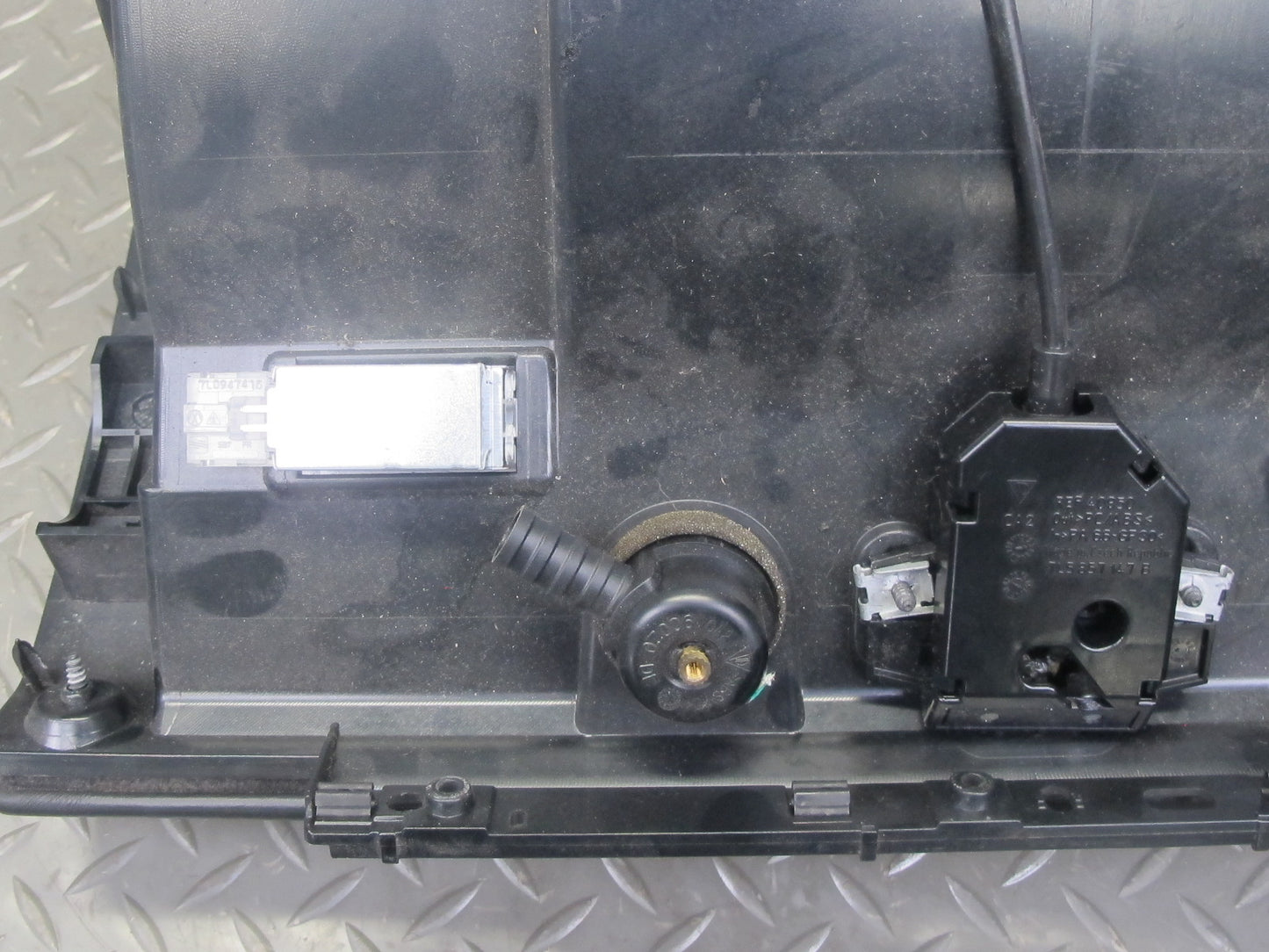 2003-2010 Porsche Cayenne 955 Dash Glove Box Compartment Storage