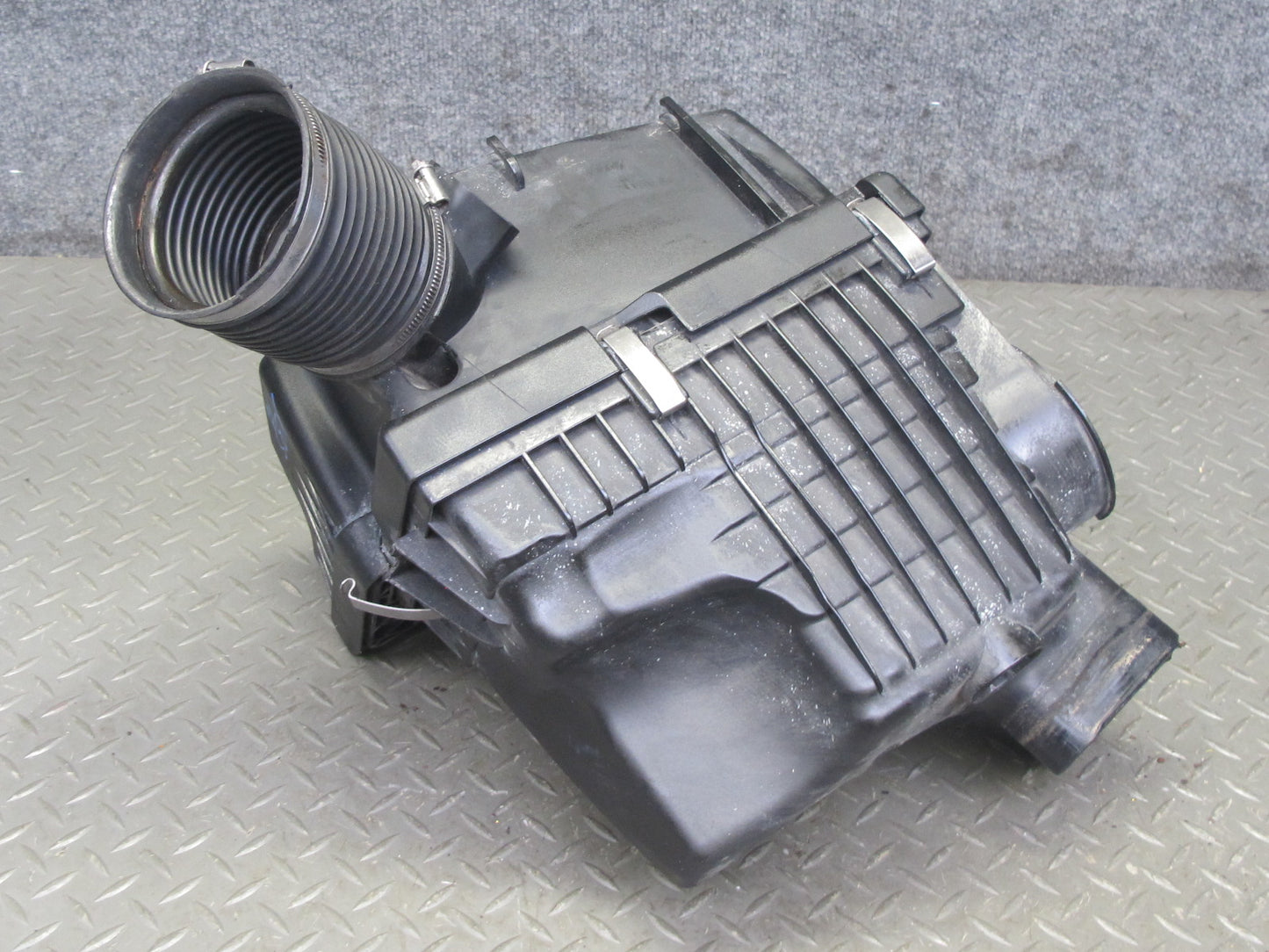 2006-2010 BMW E63 E64 M5 M6 Left Air Intake Cleaner Filter Box Assembly 7834502