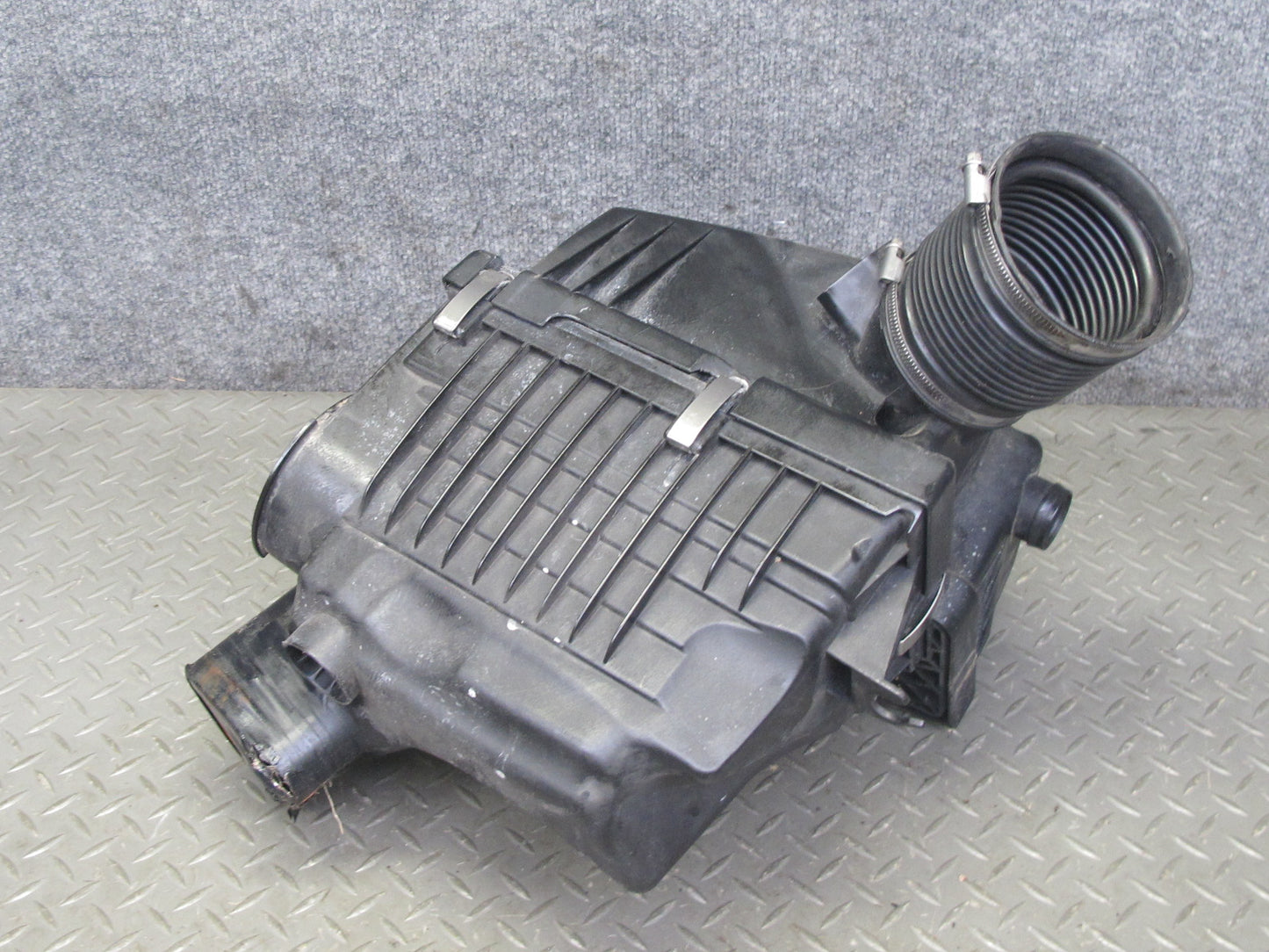 2006-2010 BMW E63 E64 M5 M6 Right Air Intake Cleaner Filter Box Assembly 7834501