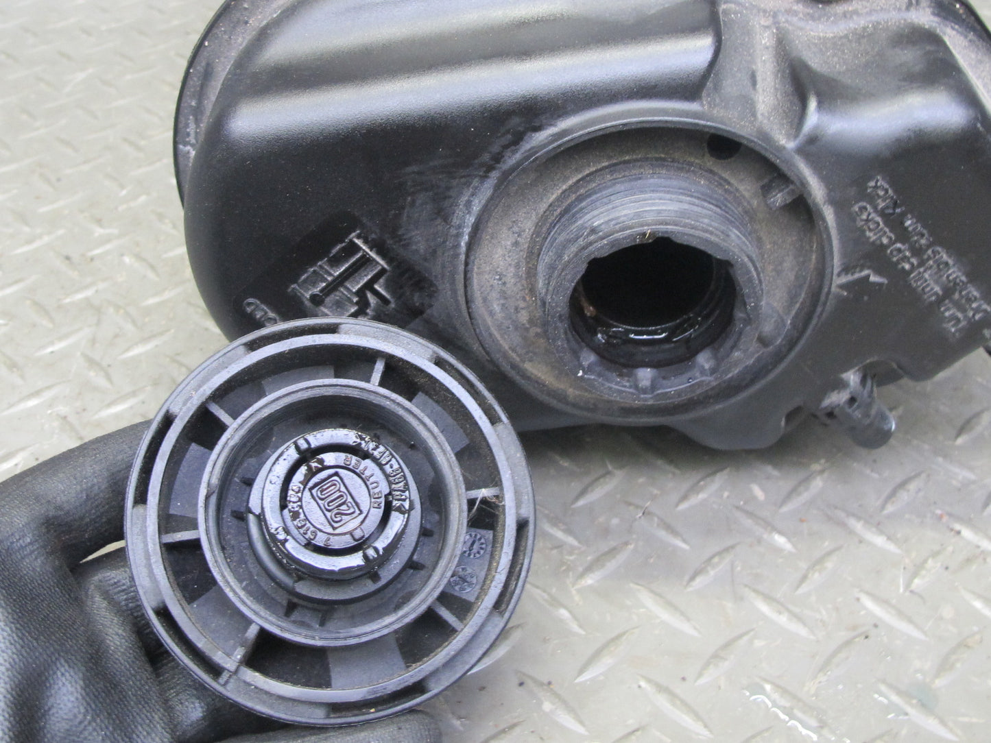 2006-2010 BMW E63 E64 M6 Engine Expansion Overflow Reservoir Tank 2282735