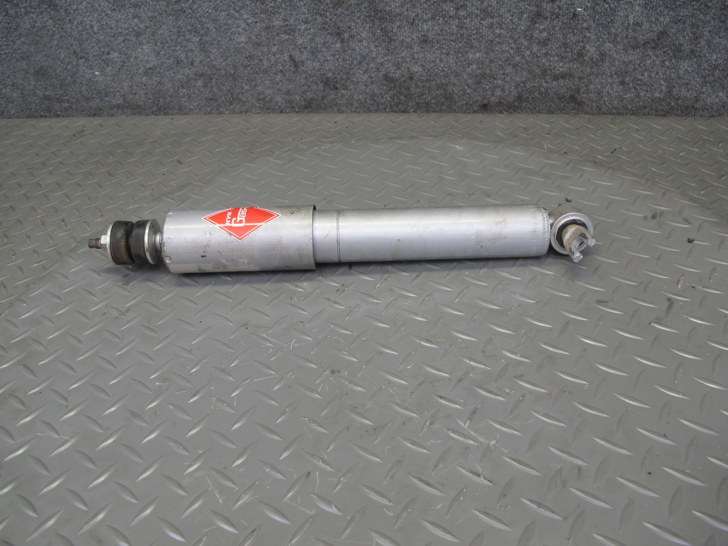 89-96 Chevrolet Corvette C4 Set of 2 Front Left & Right Strut Shock Absorber KYB