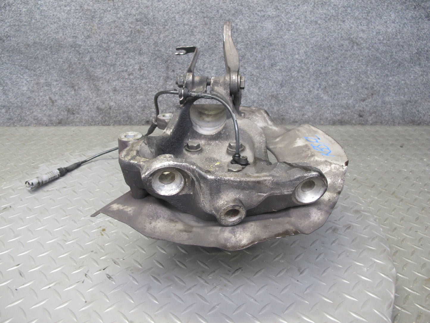 2006-2010 BMW E63 E64 M6 Front Left Spindle Knuckle Wheel Hub Bearing