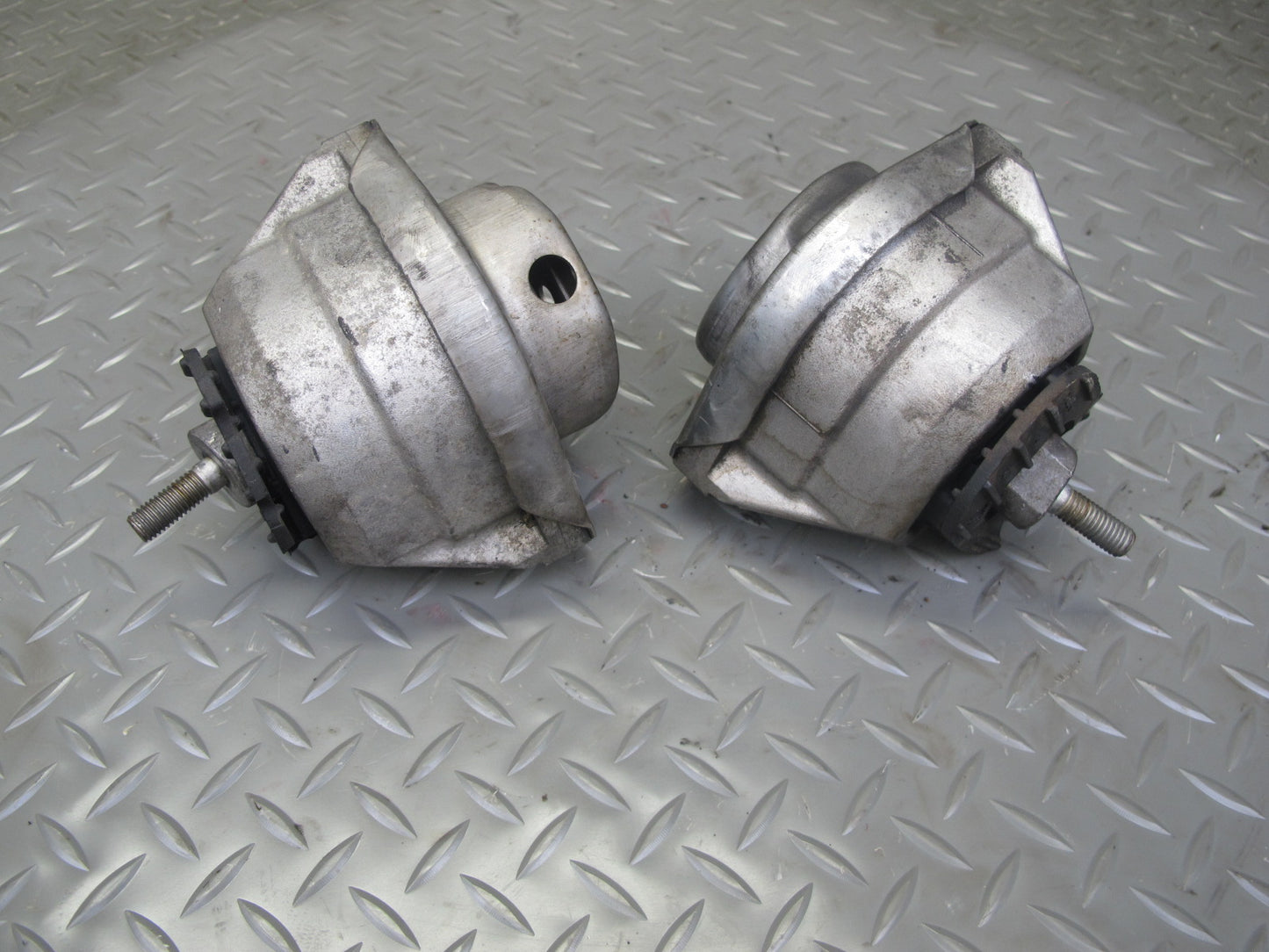 2006-2010 BMW E63 E64 M6 Set of 2 Left & Right Engine Motor Mount