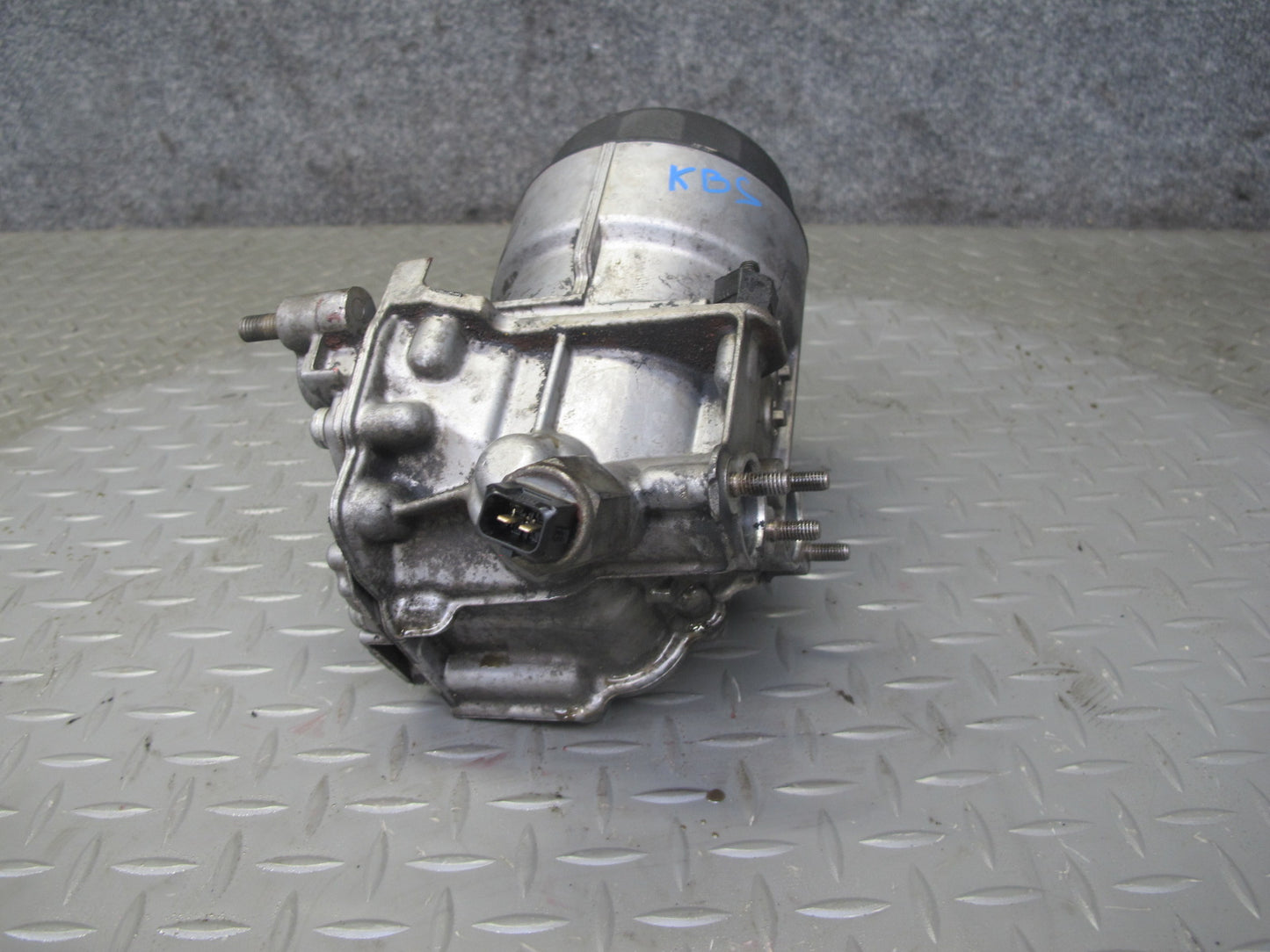 2006-2010 BMW E63 E64 M6 M5 Engine Oil Filter Housing 7836449