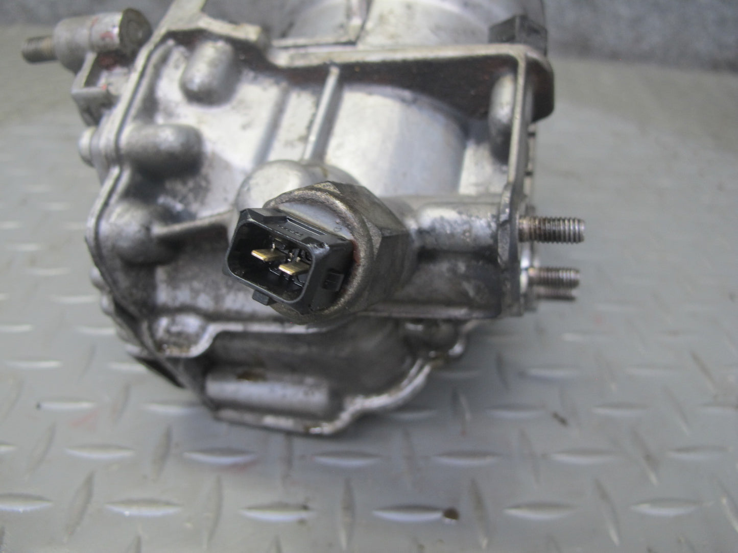 2006-2010 BMW E63 E64 M6 M5 Engine Oil Filter Housing 7836449