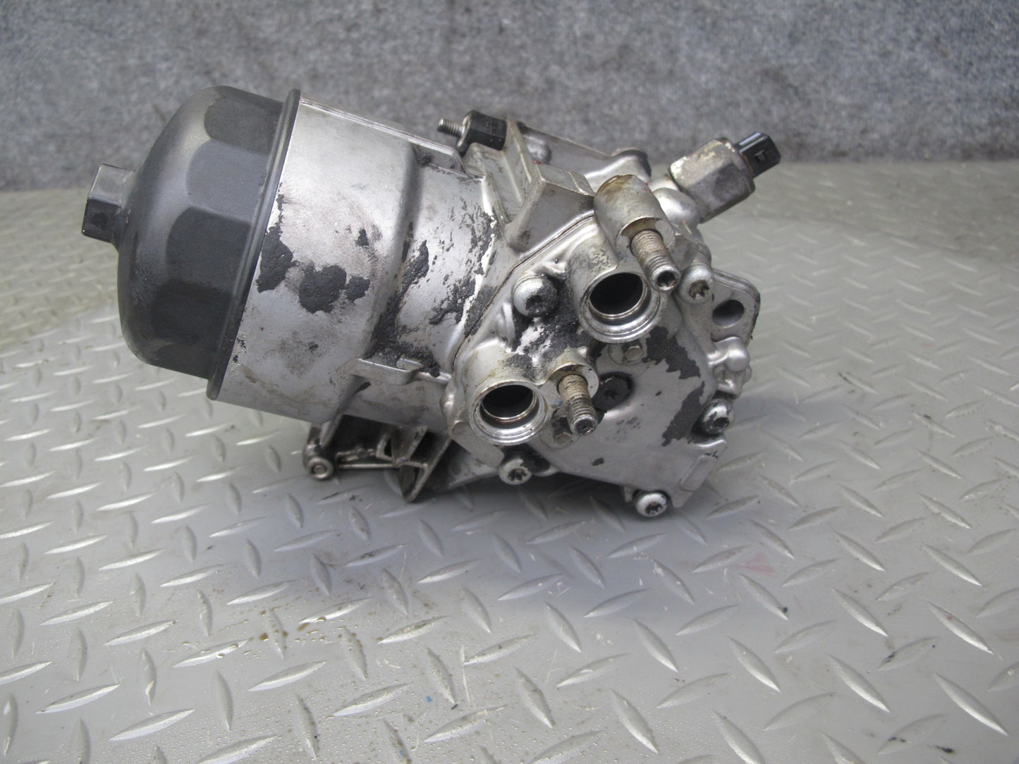 2006-2010 BMW E63 E64 M6 M5 Engine Oil Filter Housing 7836449