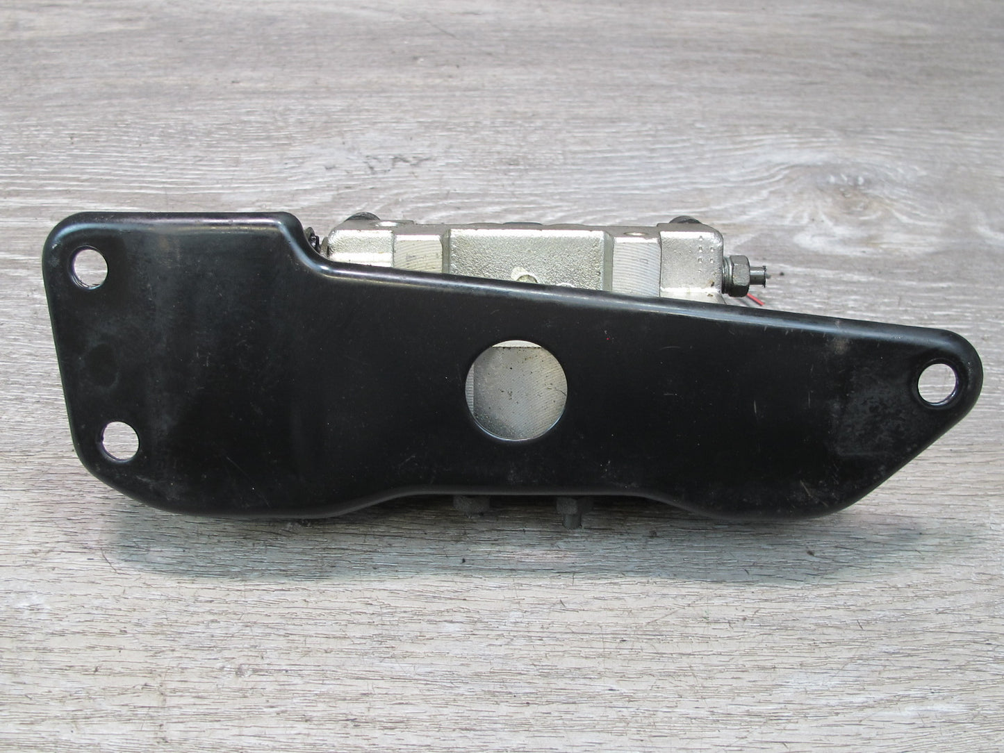 1998-2007 Lexus UZJ100L LX470 Suspension Hydraulic Distribution Block W/ Bracket