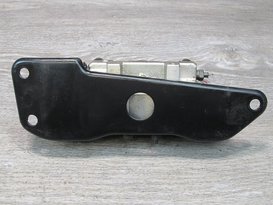 1998-2007 Lexus UZJ100L LX470 Suspension Hydraulic Distribution Block W/ Bracket