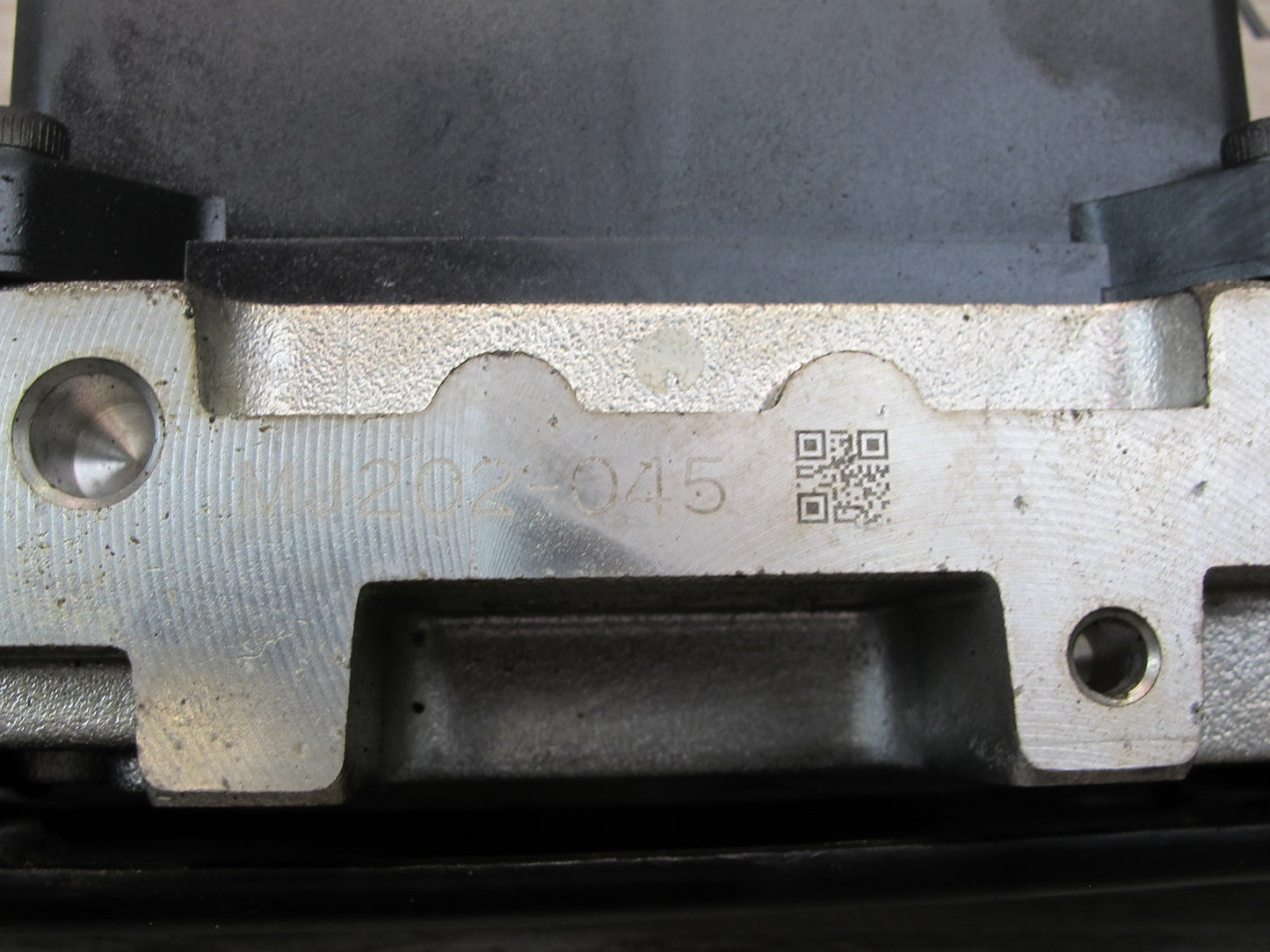 1998-2007 Lexus UZJ100L LX470 Suspension Hydraulic Distribution Block W/ Bracket