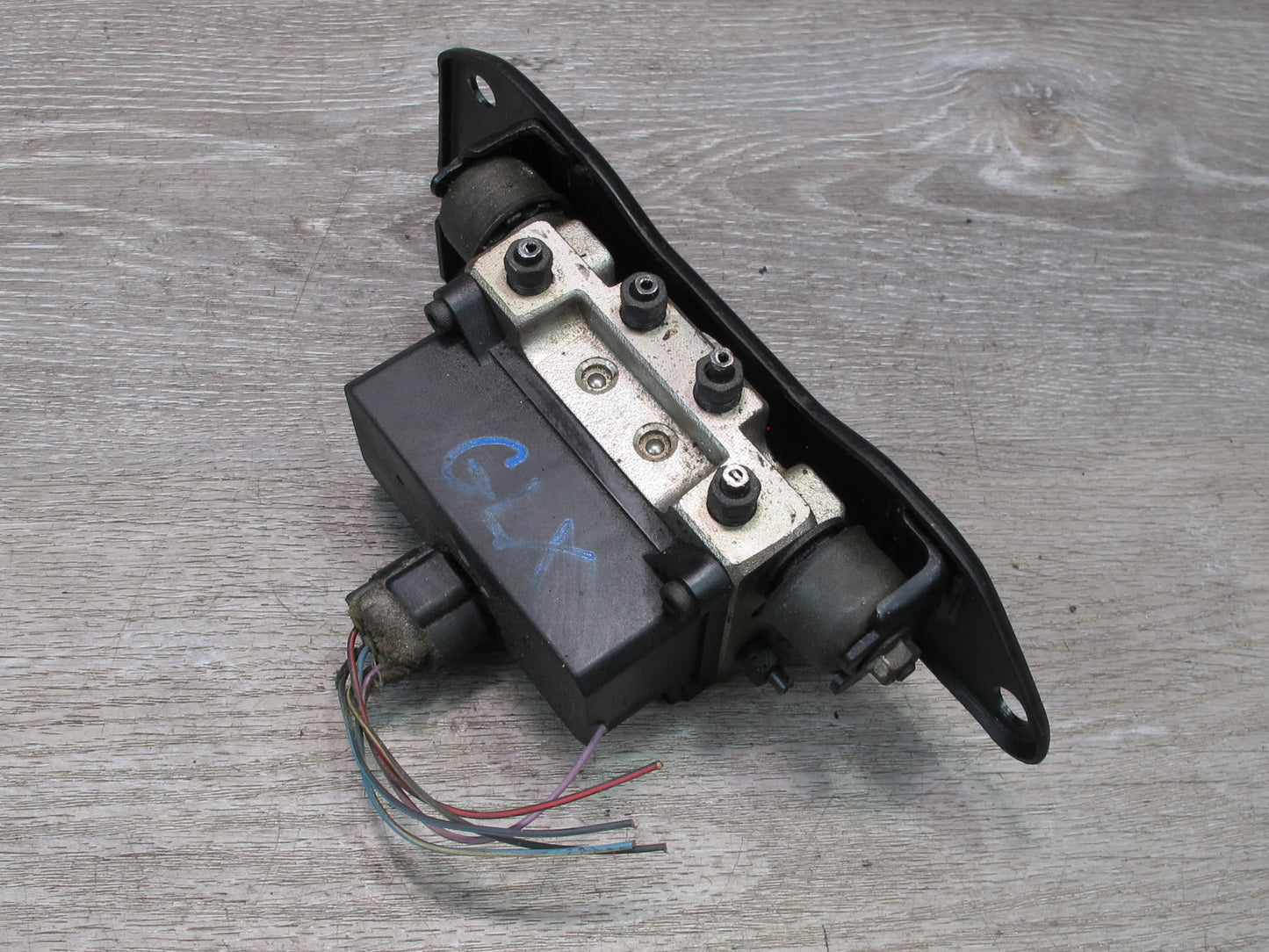 1998-2007 Lexus UZJ100L LX470 Suspension Hydraulic Distribution Block W/ Bracket