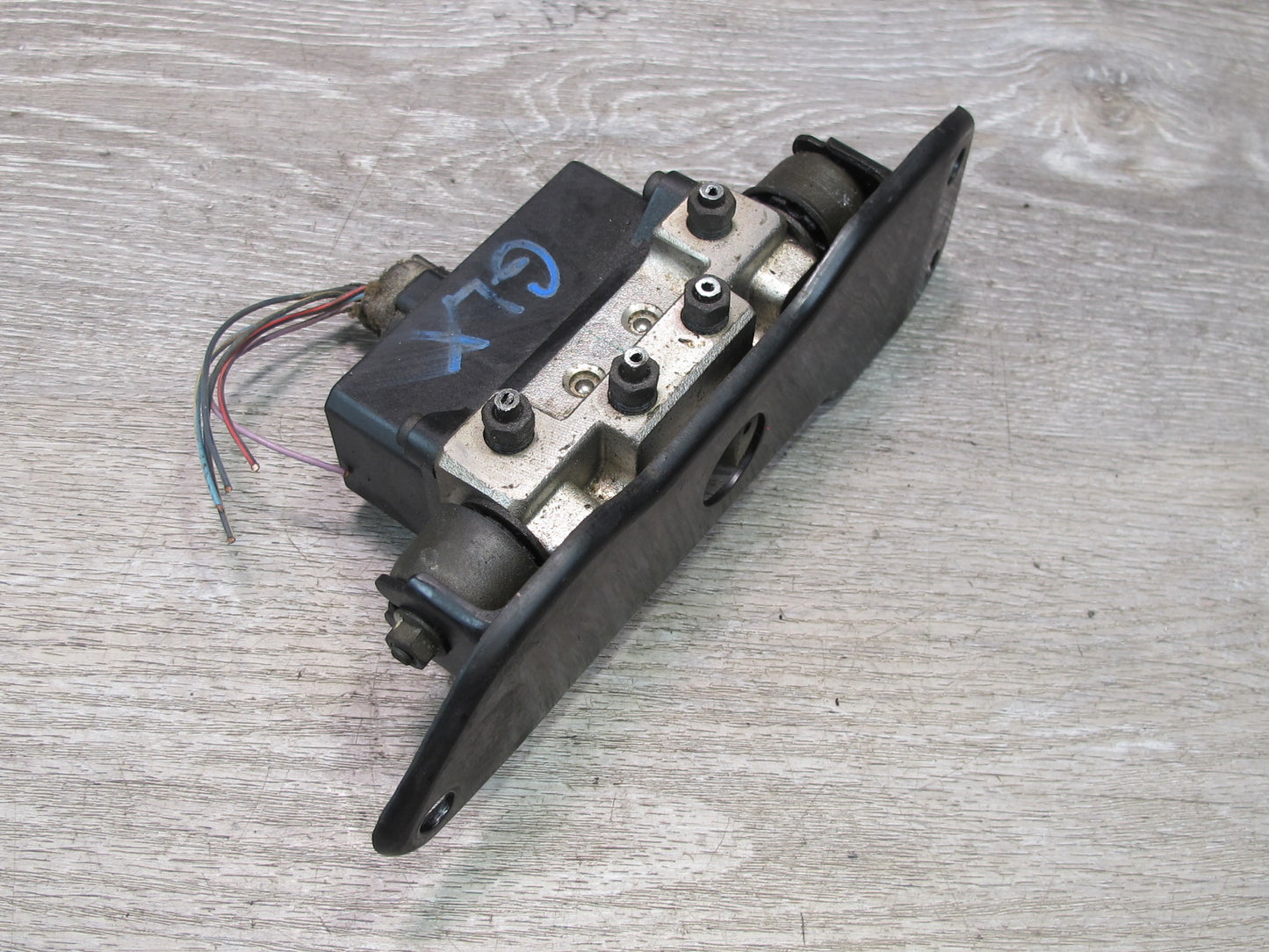 1998-2007 Lexus UZJ100L LX470 Suspension Hydraulic Distribution Block W/ Bracket