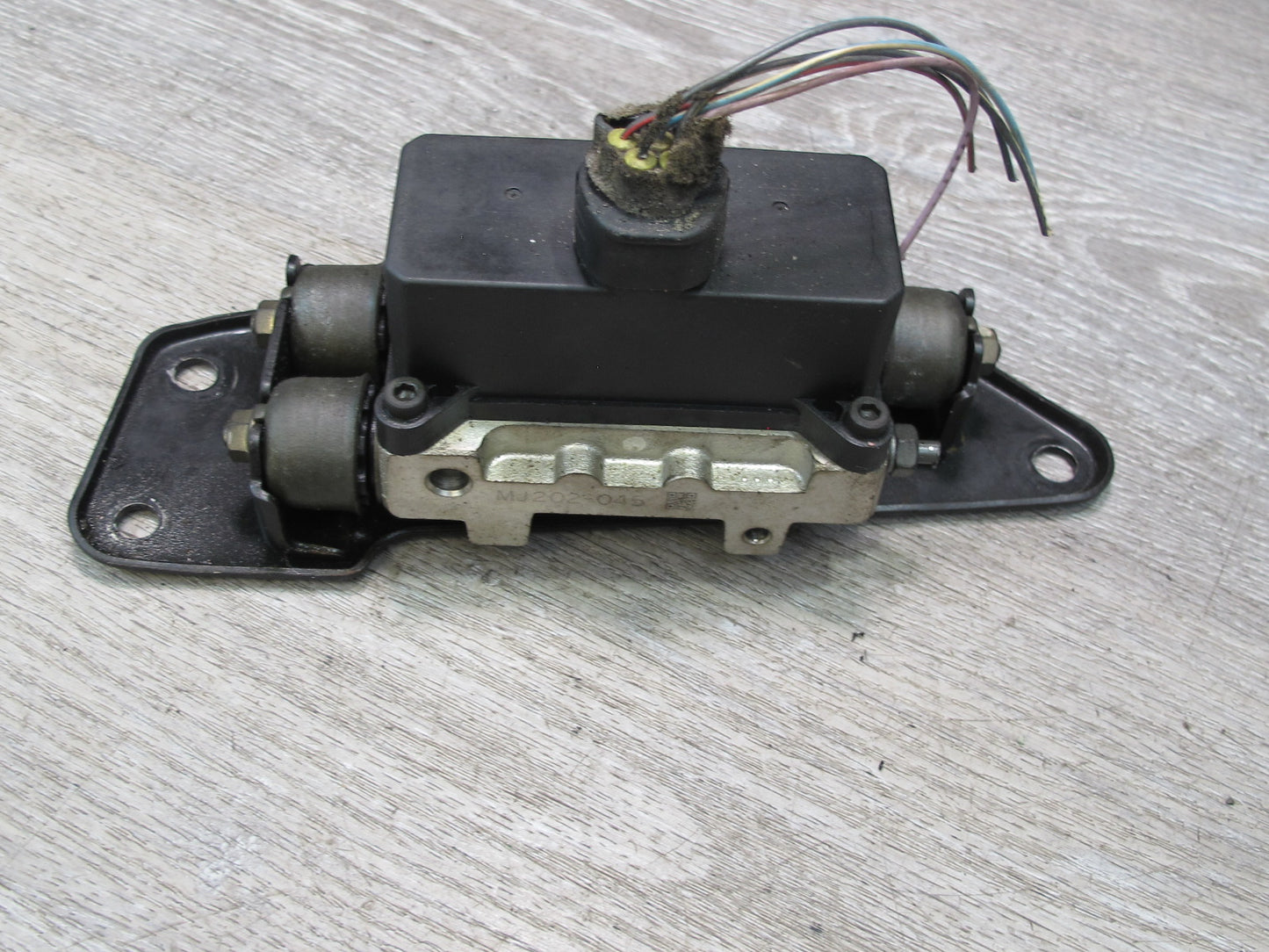 1998-2007 Lexus UZJ100L LX470 Suspension Hydraulic Distribution Block W/ Bracket