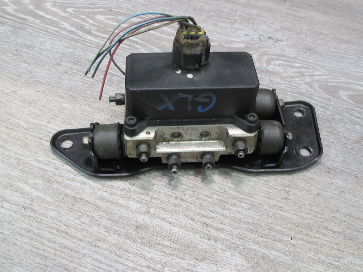 1998-2007 Lexus UZJ100L LX470 Suspension Hydraulic Distribution Block W/ Bracket