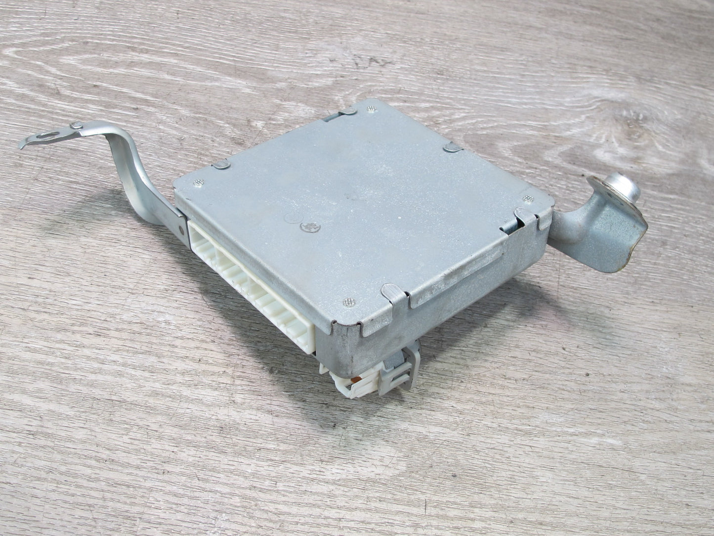 2003-2005 Lexus UZJ100L LX470 Suspension Control Computer Module 89290-60040