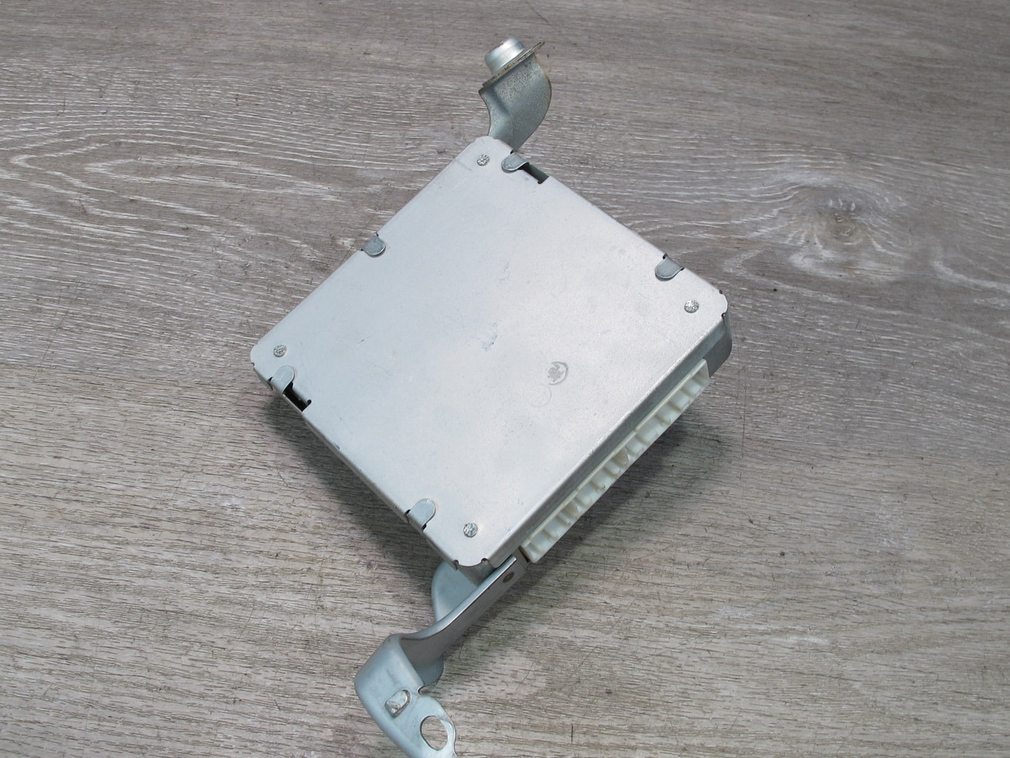 2003-2005 Lexus UZJ100L LX470 Suspension Control Computer Module 89290-60040