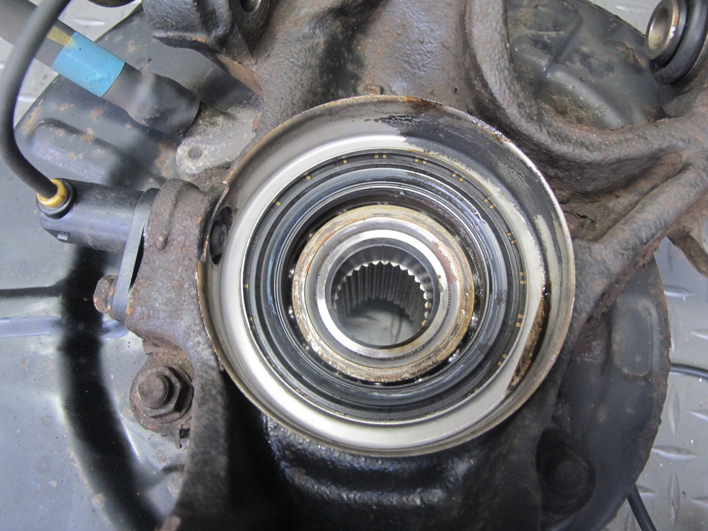 95-97 Lexus UCF20L LS400 RWD Rear Left Spindle Knuckle Wheel Hub Bearing OEM