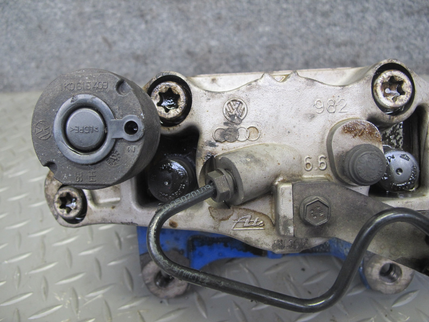 2008 VW Golf MK5 R32 VR6 AWD Set of 2 Front Left & Right Brake Caliper OEM