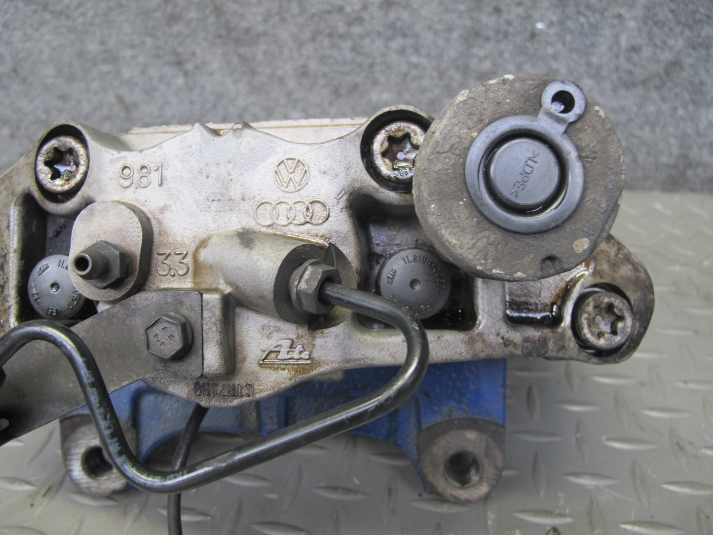 2008 VW Golf MK5 R32 VR6 AWD Set of 2 Front Left & Right Brake Caliper OEM