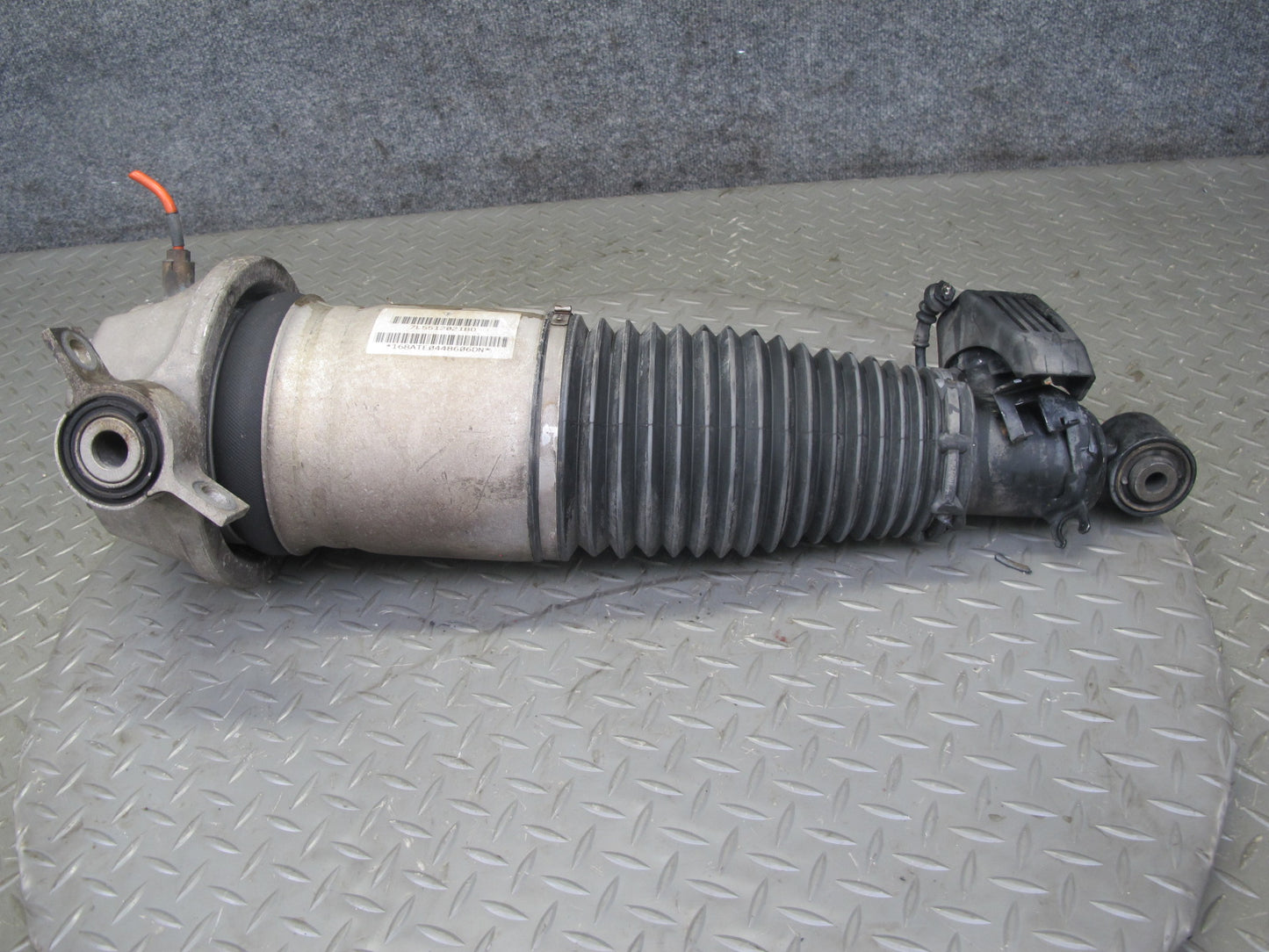 2003-2006 Porsche Cayenne 955 Turbo Rear Left Air Strut Shock Absorber