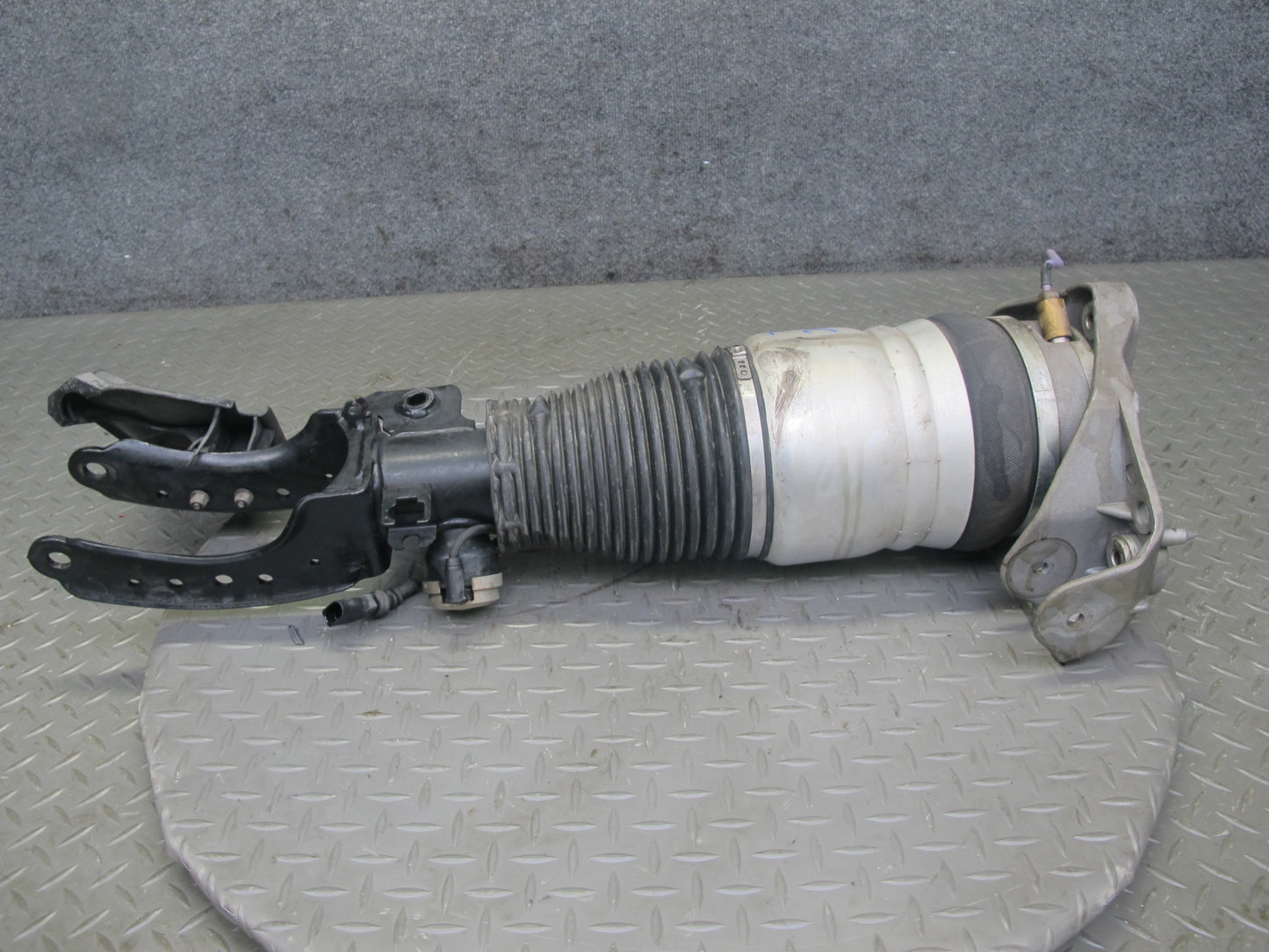 2005-2006 Porsche Cayenne 955 Turbo Front Left Air Strut Shock Absorber